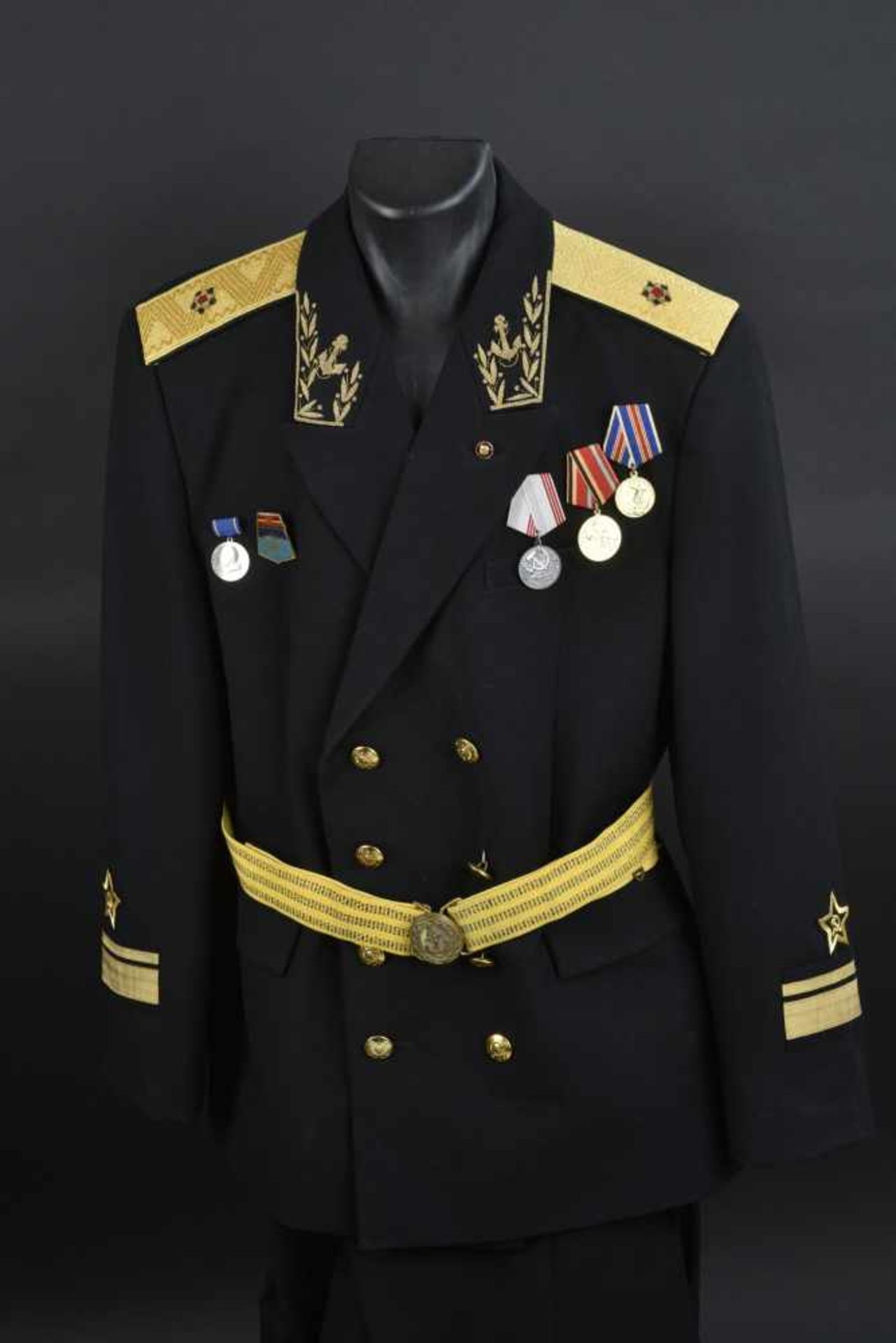 Uniforme de Contre amirale soviétique, année 1975 Vareuse en tissu noir, grades de col brodés en fil
