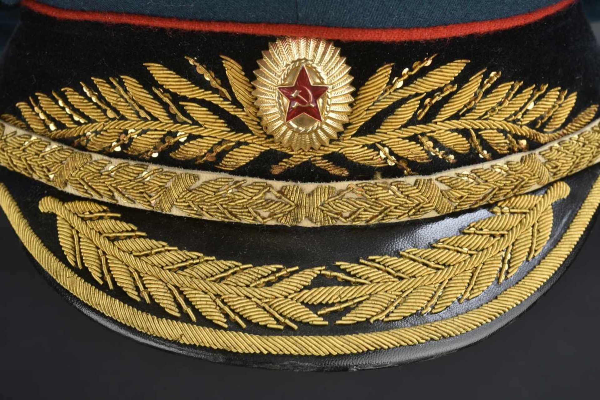 Casquette de général d'artillerie soviétique En tissu vert foncé, bandeau noir, insigne métalliques, - Image 3 of 4