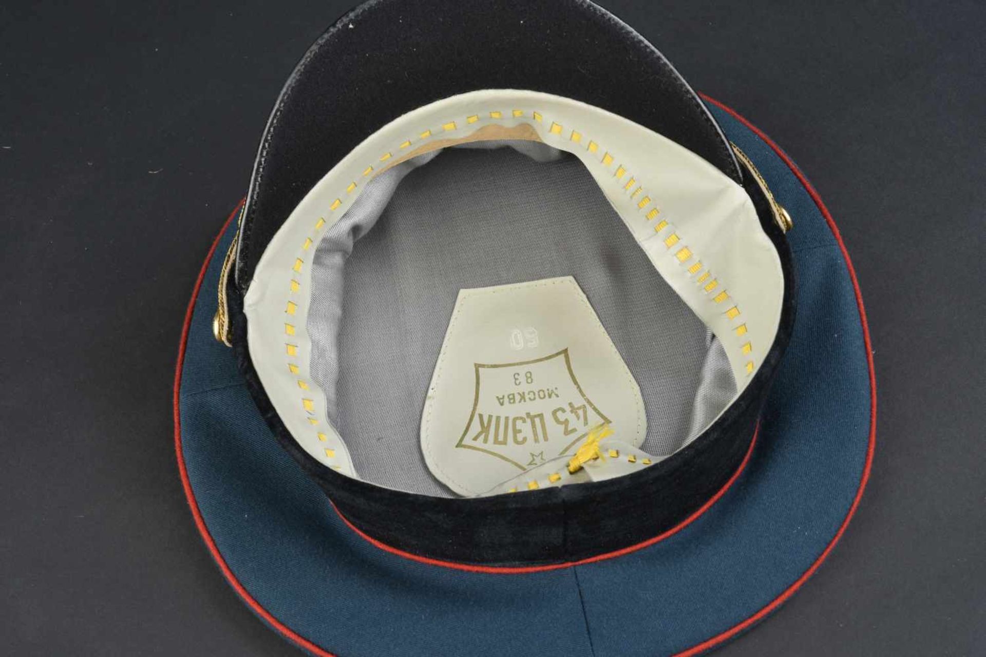 Casquette de général d'artillerie soviétique En tissu vert foncé, bandeau noir, insigne métalliques, - Image 4 of 4