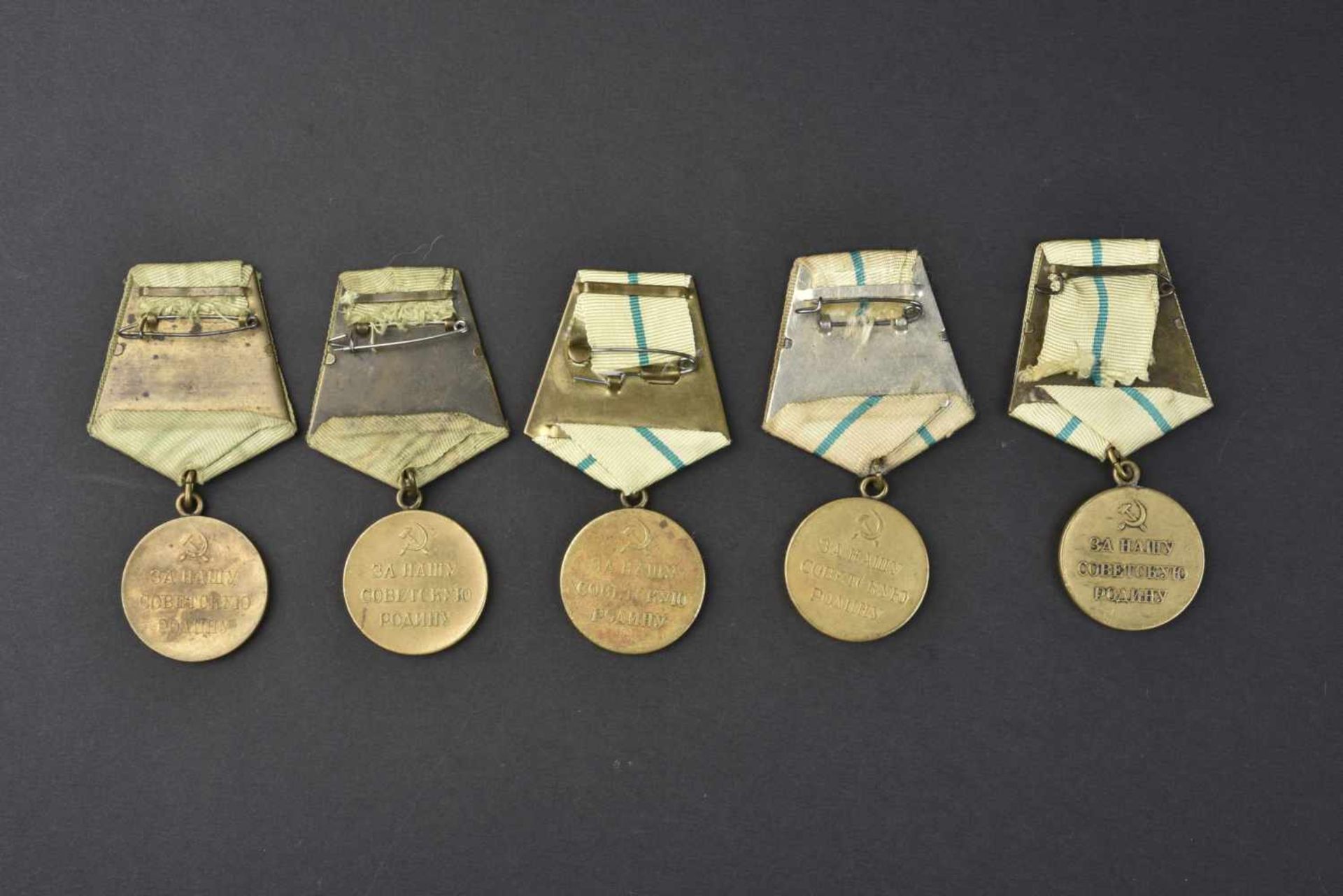 Lot de 5 médailles pour la défense de Leningrad. Complètes et en bons états. Cette pièce provient de - Bild 2 aus 2