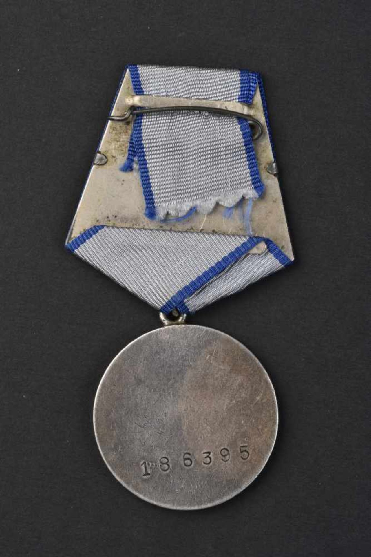 Médaille pour la Bravoure n° 186395, attribuée le 16 janvier 1943, au mitrailleur TOIGER - Bild 2 aus 3