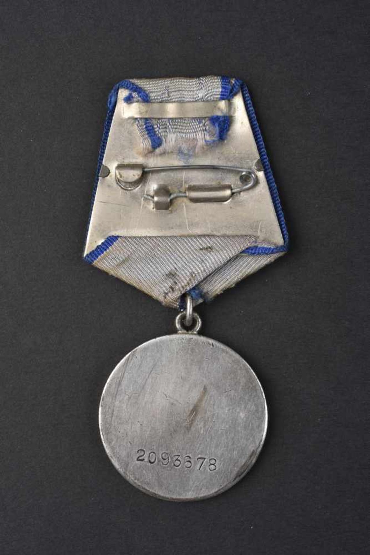 Médaille pour la Bravoure, type 2 n° 2.093.678 attribuée en 1944 avec son livret dattribution. - Bild 3 aus 4