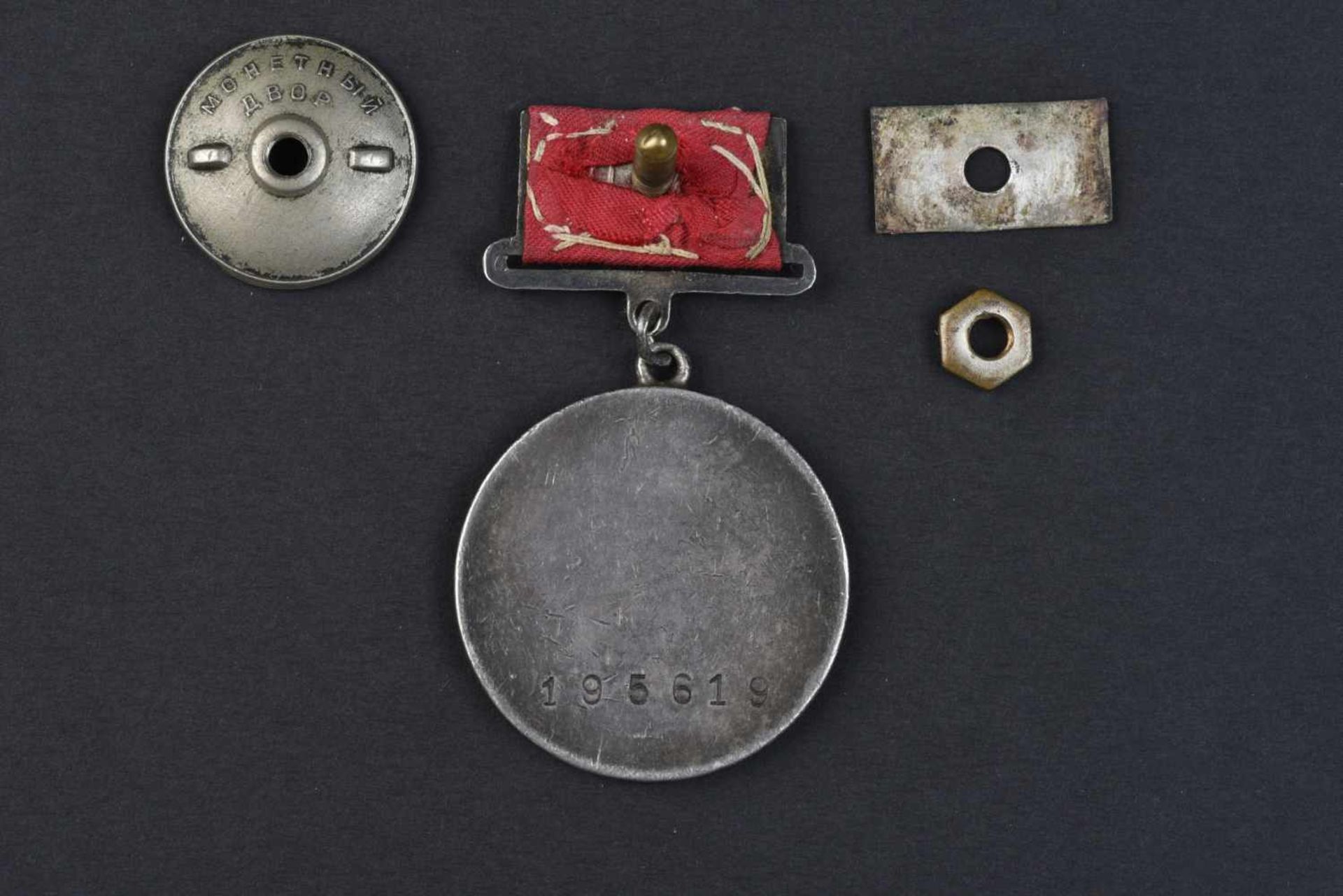 Médaille pour la Bravoure n° 195619, attribuée le 11 avril 1943, au Lieutenant KOSYKH NIKOLAJ - Bild 2 aus 3
