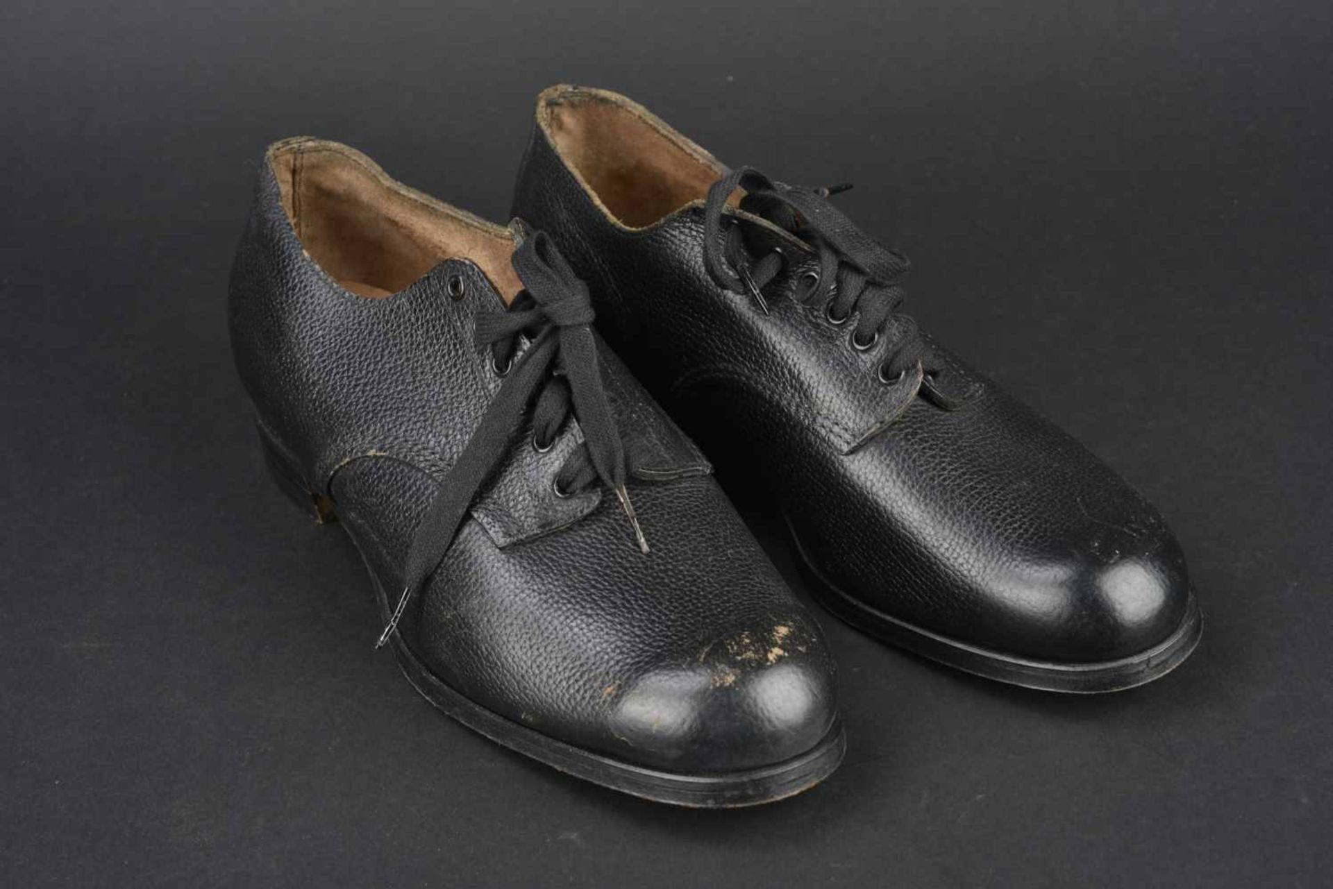 Chaussures basses En cuir noir, six illets de laçage, les lacets sont postérieurs. Semelles
