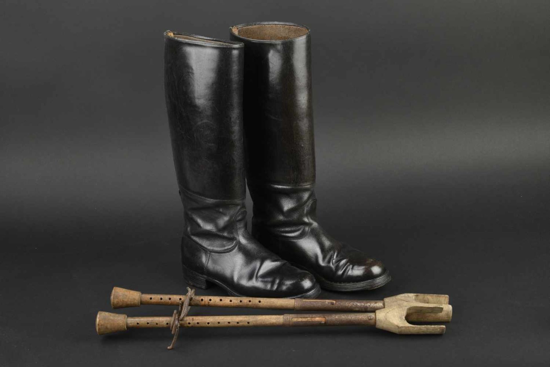 Bottes d'officier avec leurs tiges En cuir noir, tiges hautes. Semelles lisses. Sans marquages - Image 4 of 4