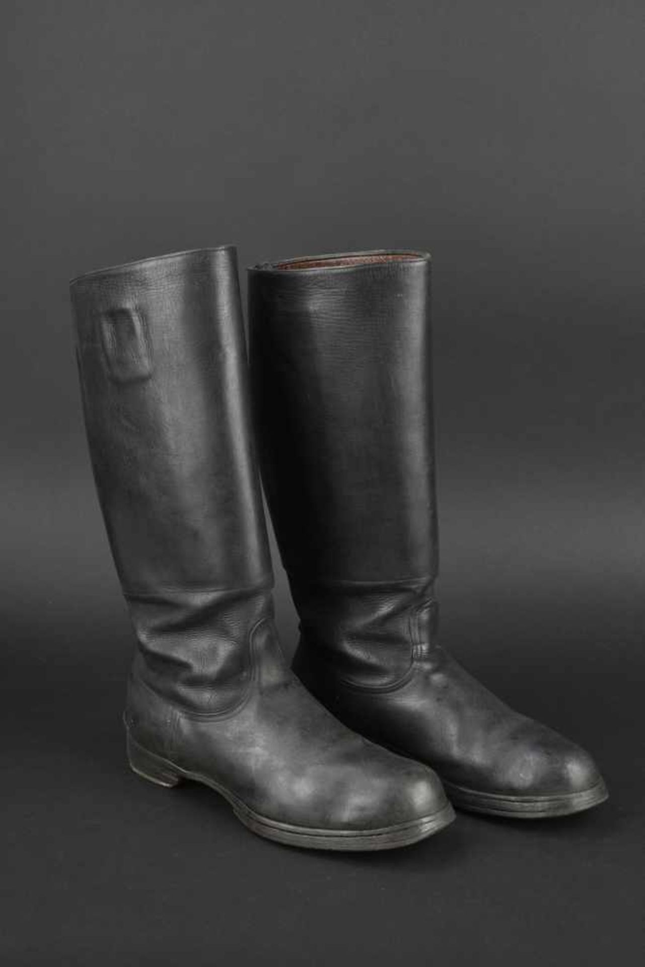 Bottes allemandes En cuir noir, semelles lisse, rajout d'une pièce en cuir au niveau du talon,