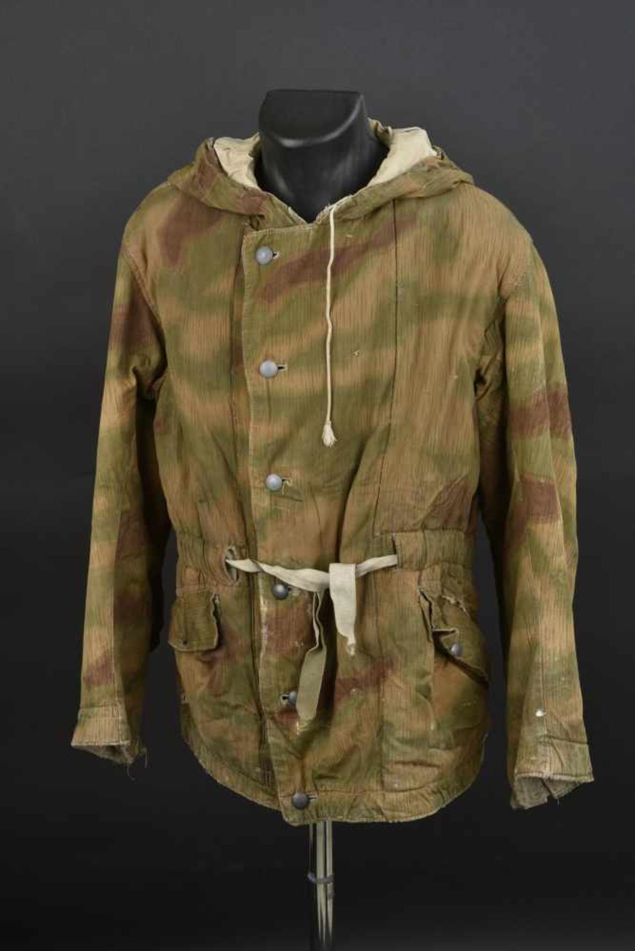 Parka camouflé floue de la Heer En tissu camouflé flou, tous les boutons sont présents. Ceinture