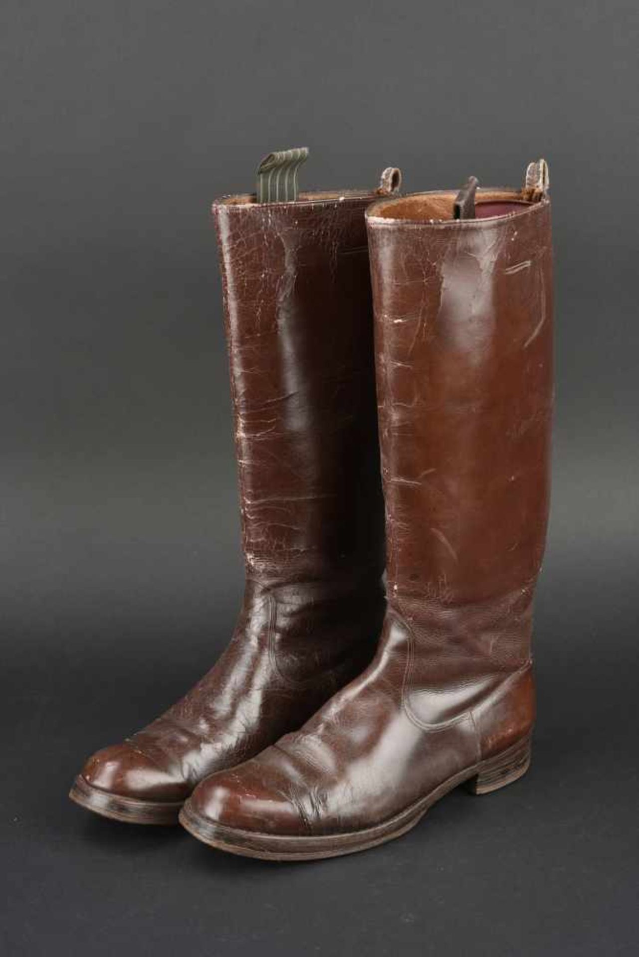 Bottes d'officier type cavalerie En cuir marron, semelles lisses. Marquages 42 087111 37. A noter