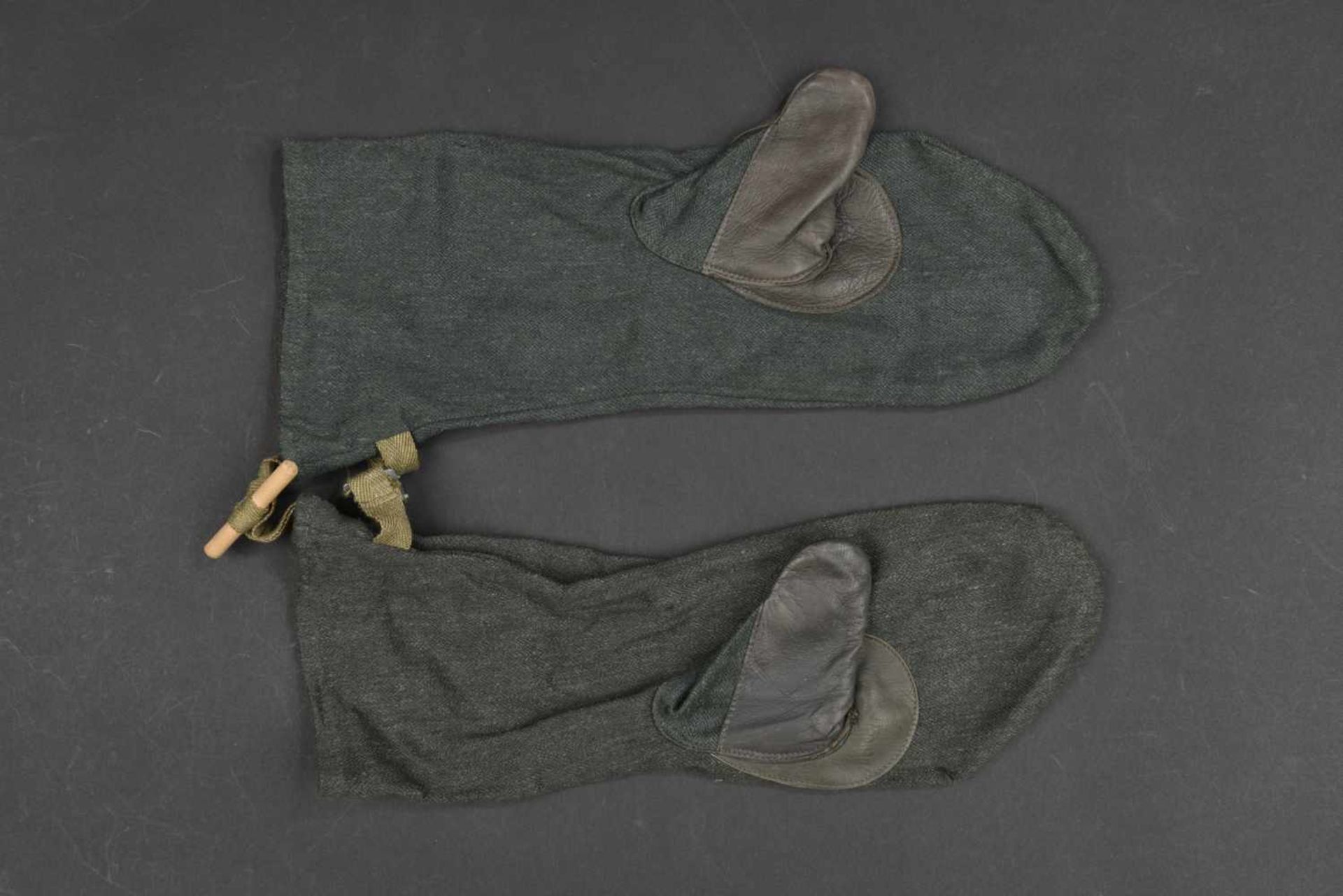 Gants allemand En drap Feldgrau, modèle type moufle avec pouce, renfort en cuir. Paire homogène,