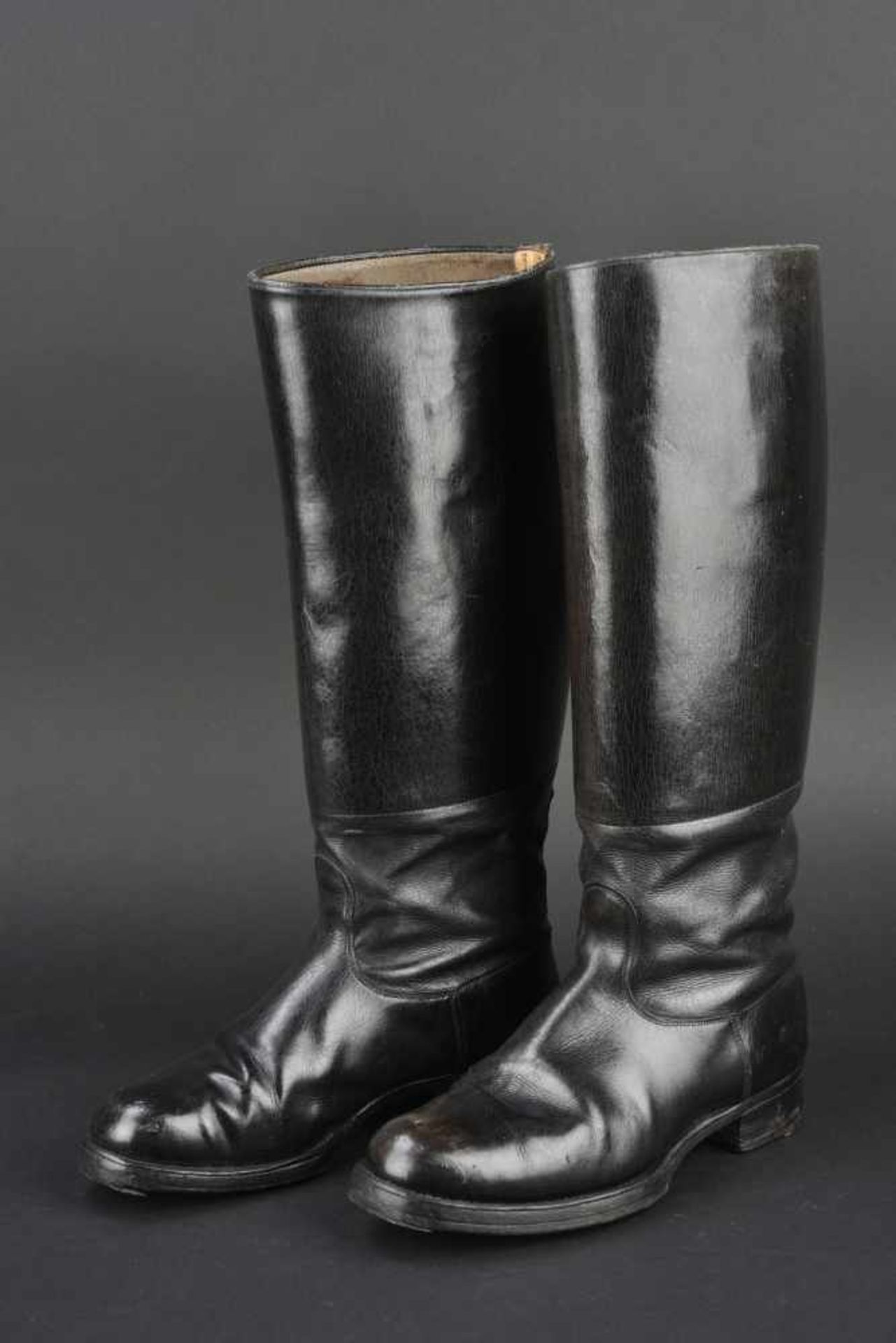 Bottes d'officier avec leurs tiges En cuir noir, tiges hautes. Semelles lisses. Sans marquages