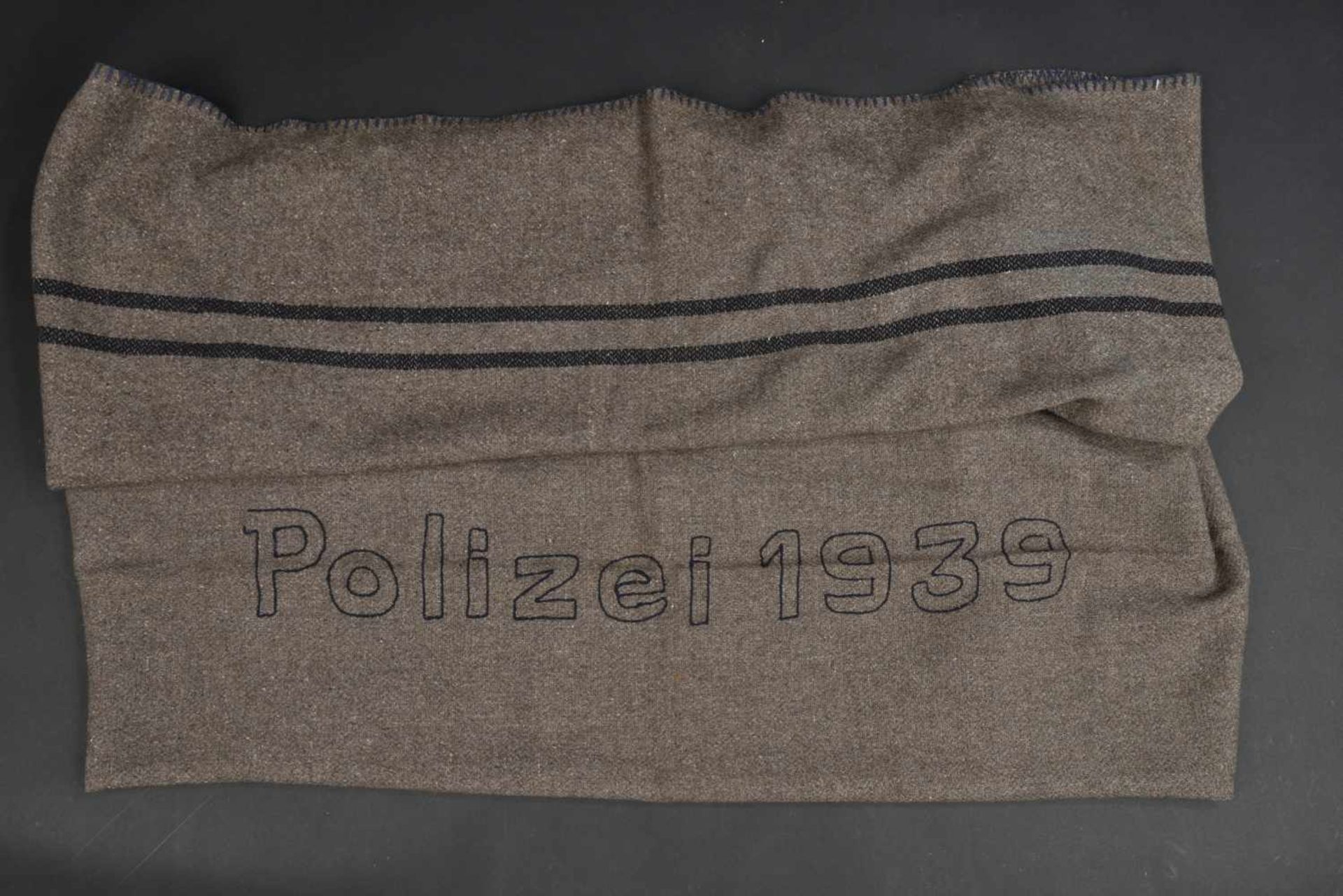 Couverture Polizei En drap marron et bandes bleues. Marquages FFS. Et broderie Polizei 1939. A noter