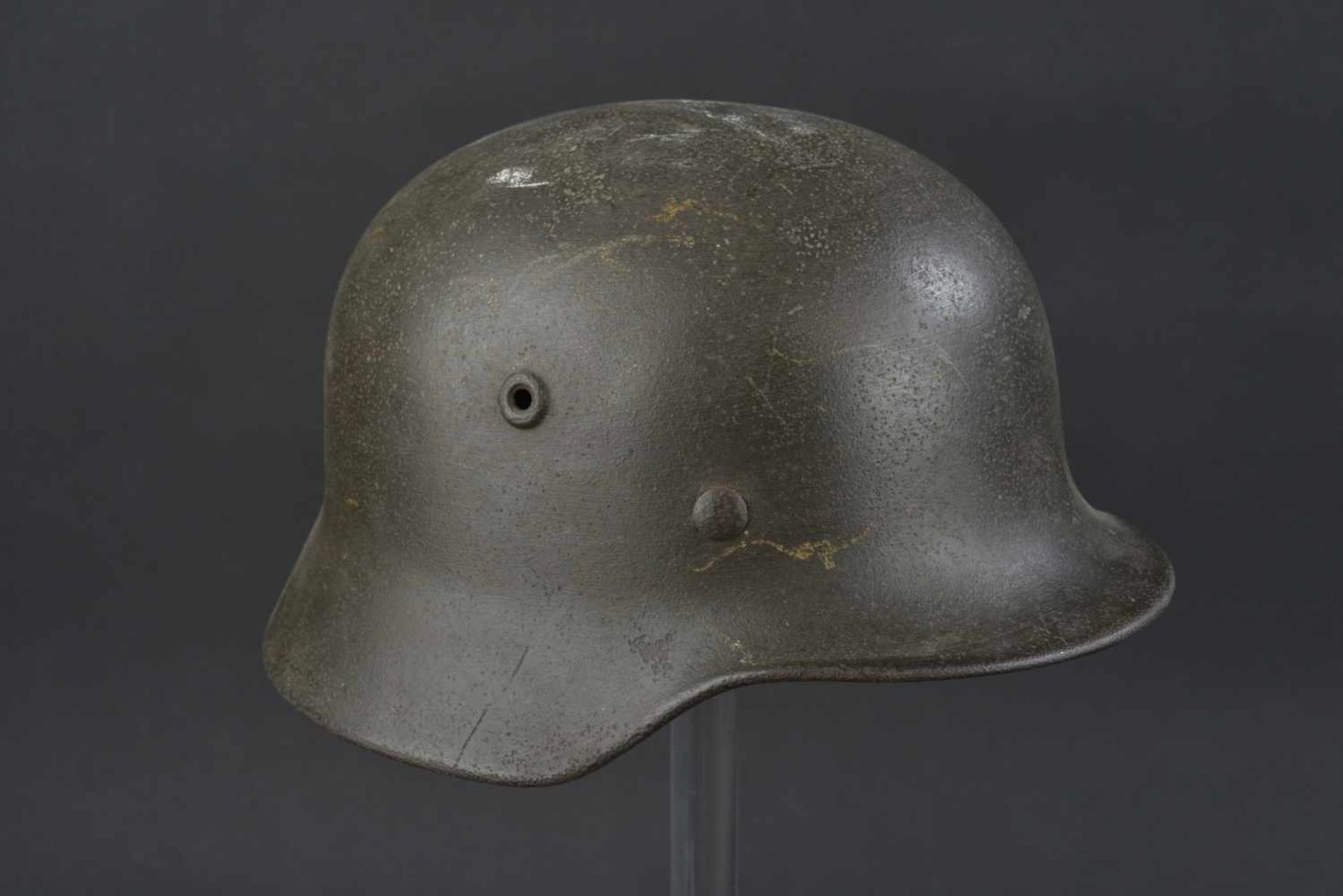 Casque allemand Coque de casque modèle 40, code fabricant et numéro de lot illisible. Peinture quasi