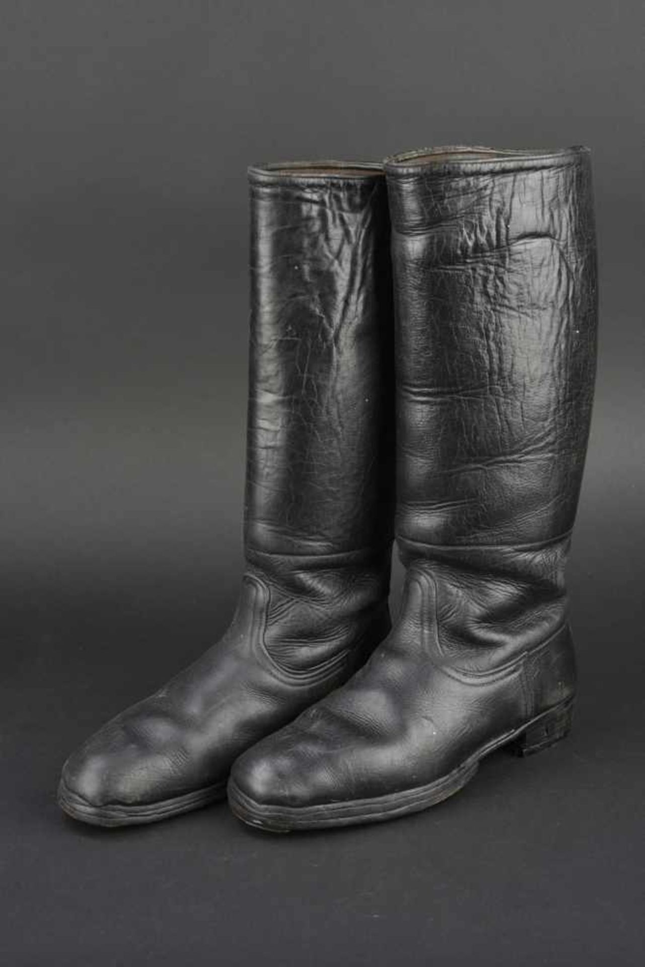 Bottes d'officier En cuir noir, tiges hautes. Semelles lisses. Sans marquages visibles. Paire - Bild 4 aus 4