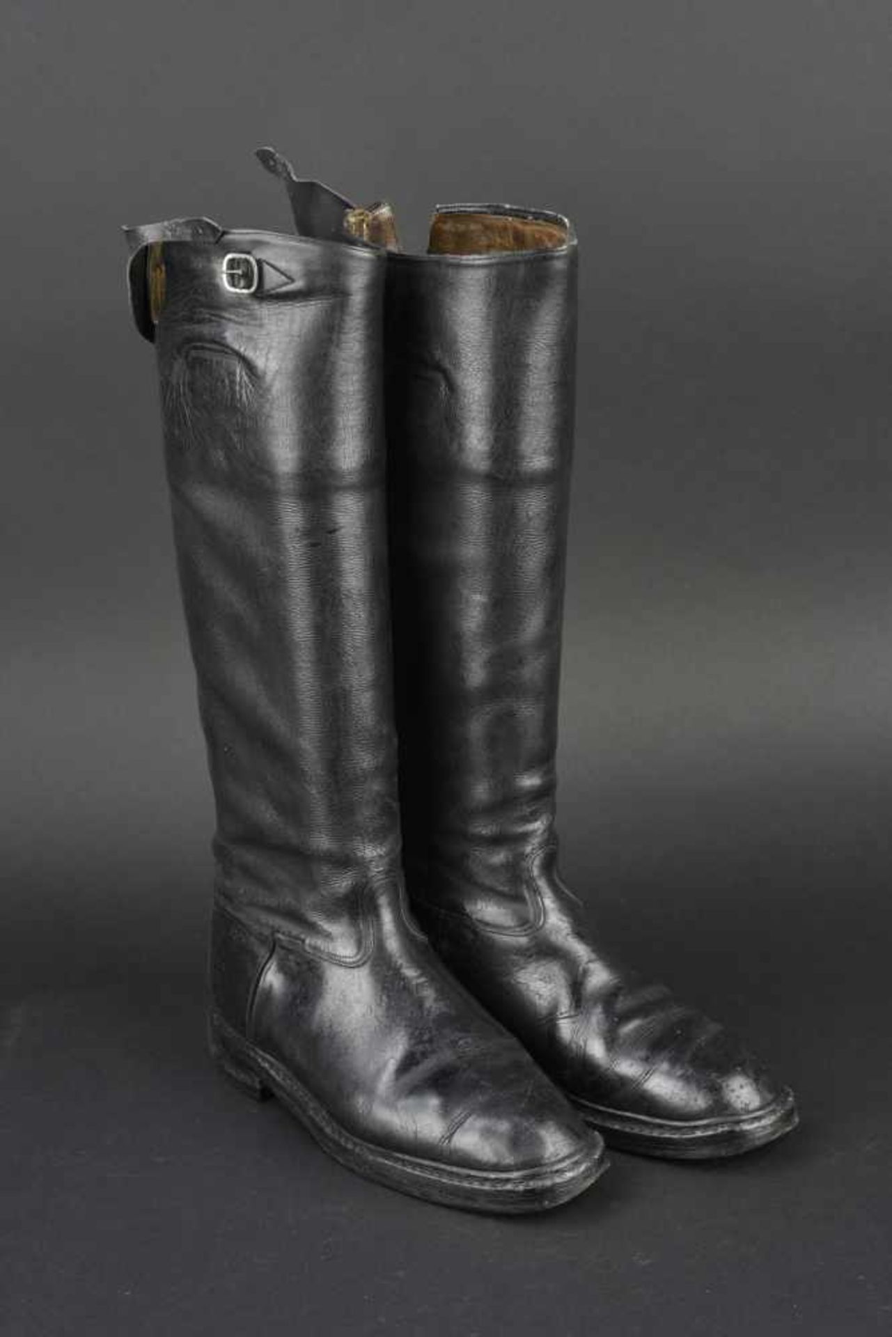 Bottes d'officier En cuir noir, bride fermant le haut de la botte. Semelles en cuir, talon en