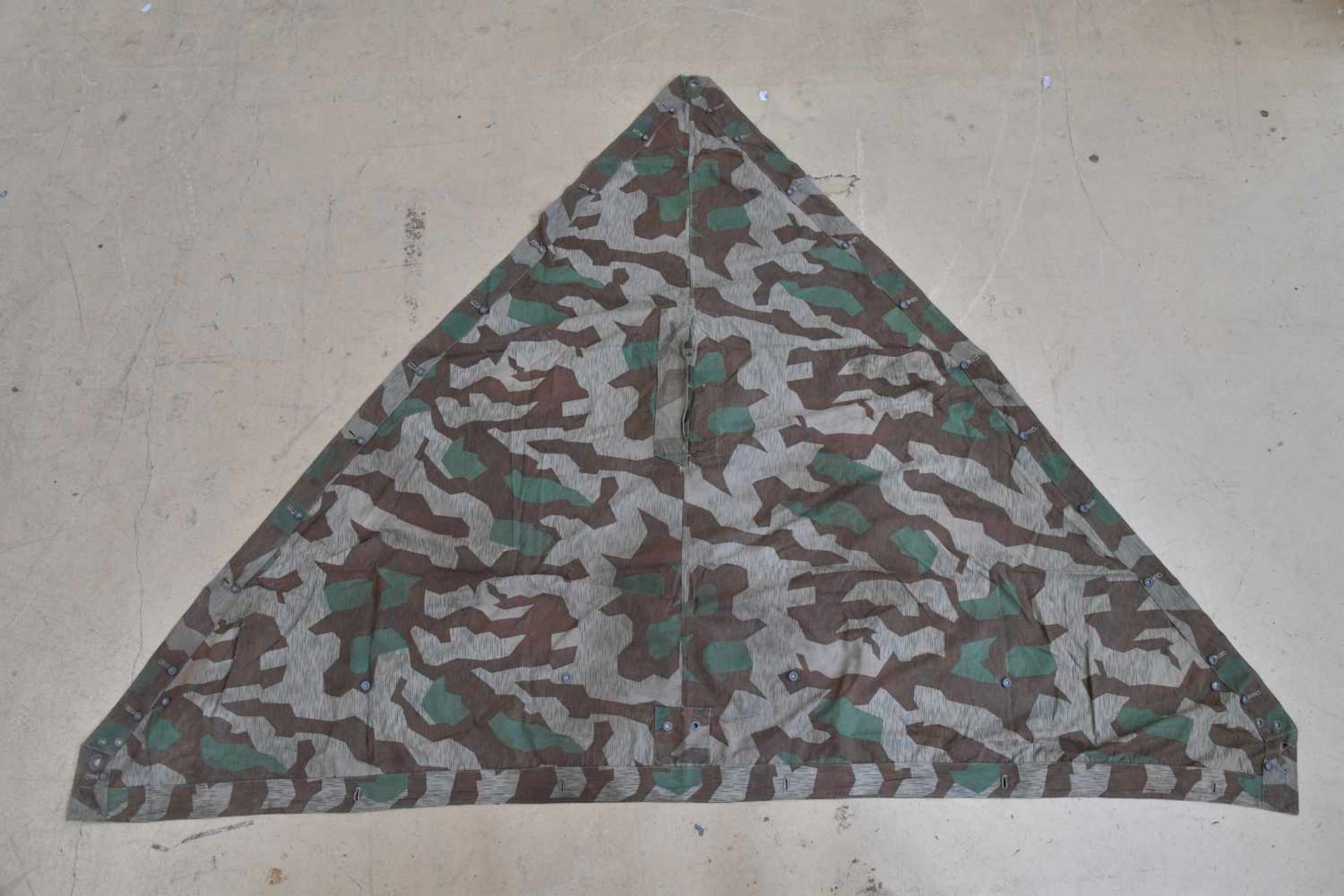 Toile de tente camouflée En tissu camouflé éclat, la majorité des boutons sont présents, les - Bild 2 aus 2