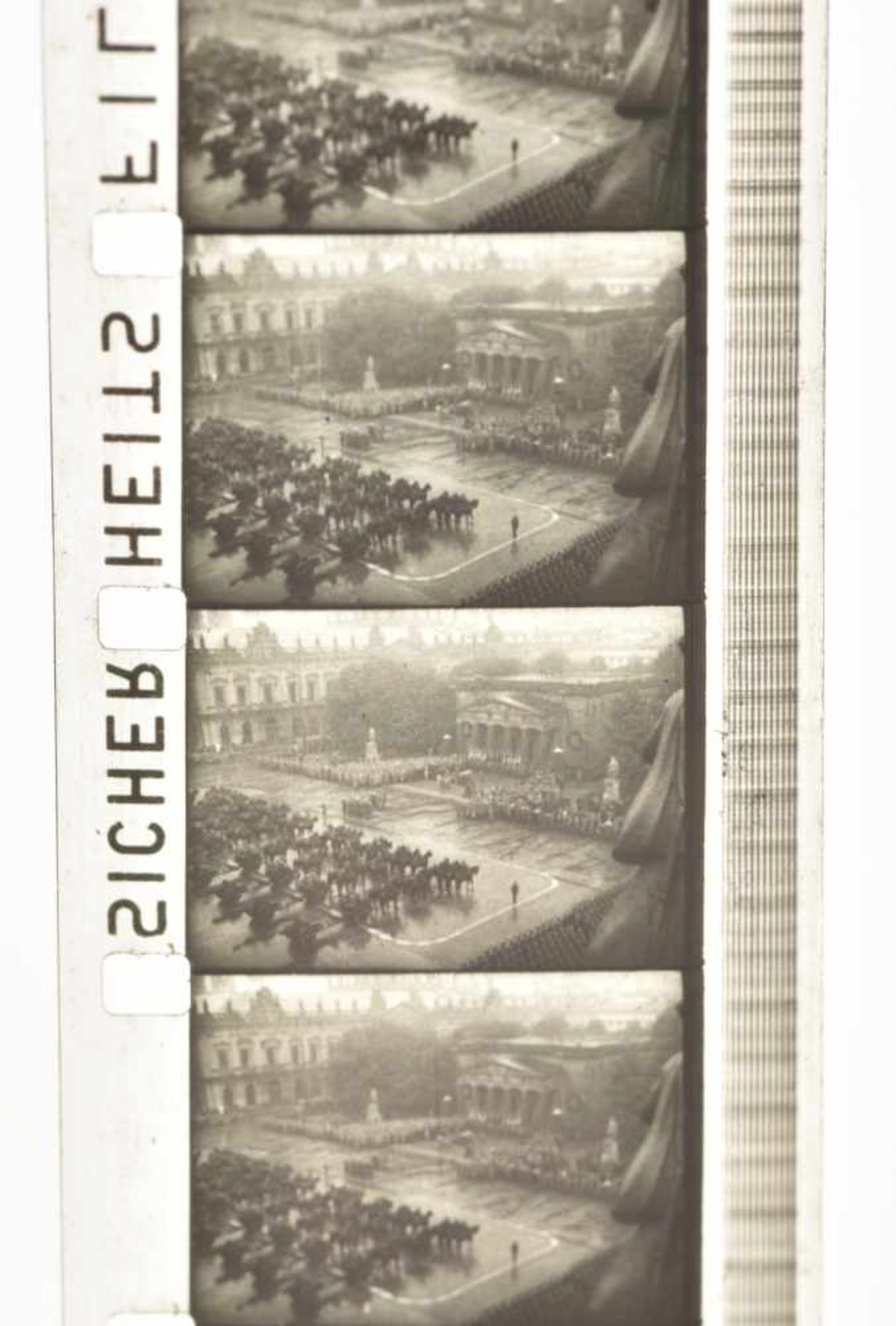 Bobine de film Cadre en aluminium, sans marquages visibles. Film présent mais visiblement incomplet. - Image 2 of 2