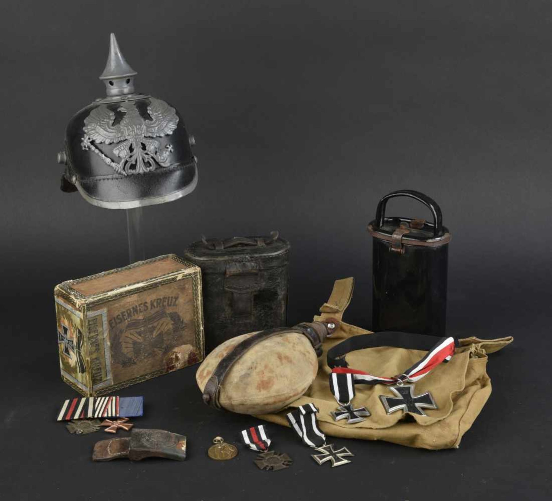 Ensemble d'équipements de la première guerre mondiale Comprenant un sac à pain daté 1918. Une gourde