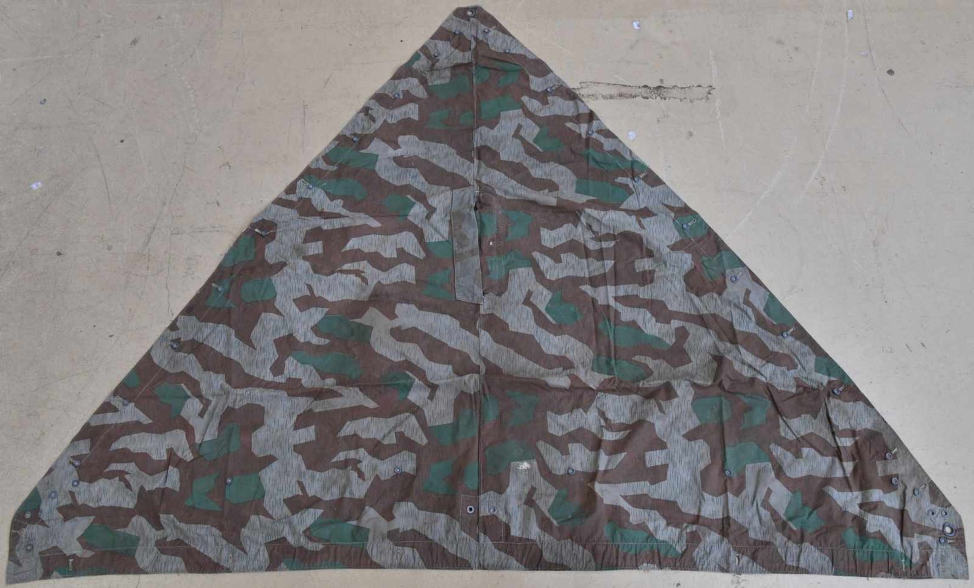 Toile de tente camouflée En tissu camouflé éclat, la majorité des boutons sont présents, les