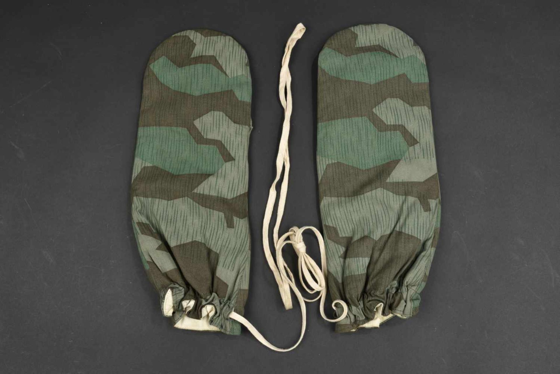 Gants camouflés En toile camouflée éclat, paire homogène, cordons présents. Marquages RBNr 0/0390/