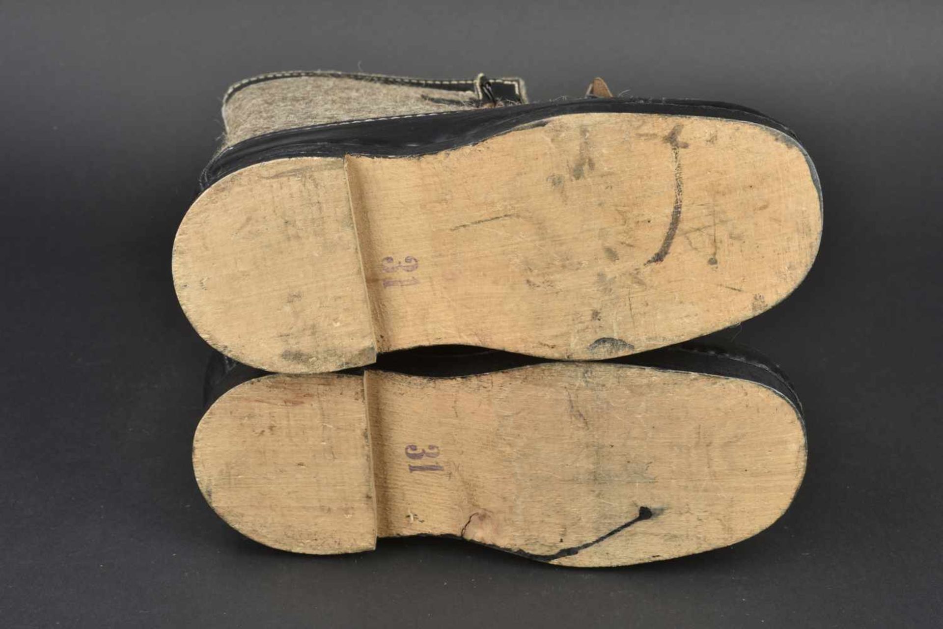 Chaussures de garde En cuir et feutre. Semelles en bois. Complètes. Fabrication Herm Müller Hariha I - Bild 2 aus 4