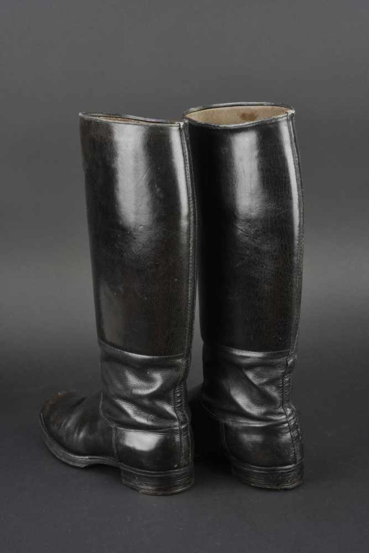 Bottes d'officier avec leurs tiges En cuir noir, tiges hautes. Semelles lisses. Sans marquages - Bild 3 aus 4