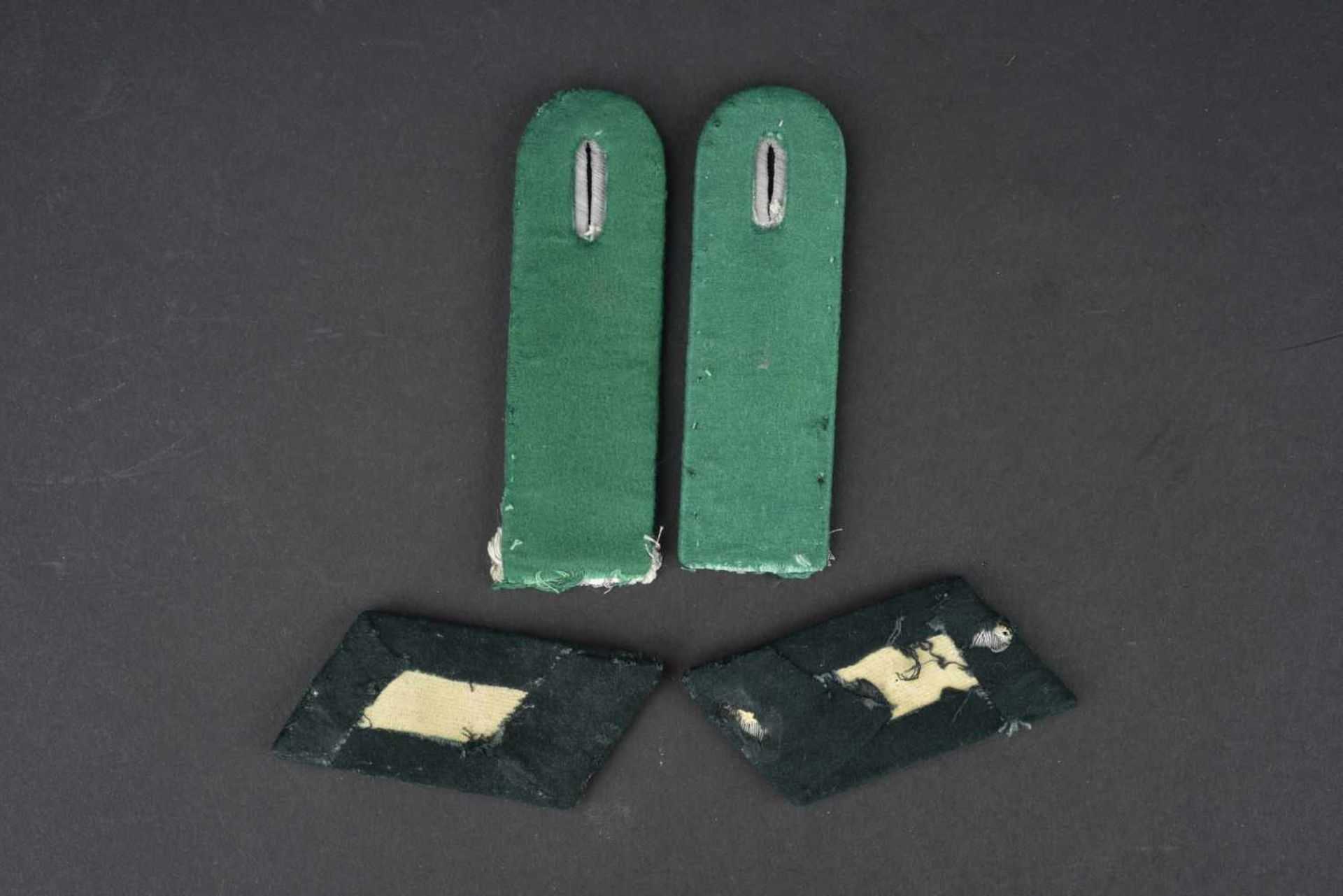 Ensemble d'insignes d'officier des Gebirgsjäger Comprenant une paire de pattes de col liseré vert. - Bild 2 aus 2