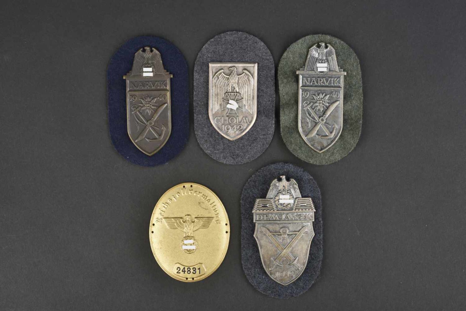 Ensemble de reproductions de plaques de bras Comprenant cinq reproductions de plaques de bras