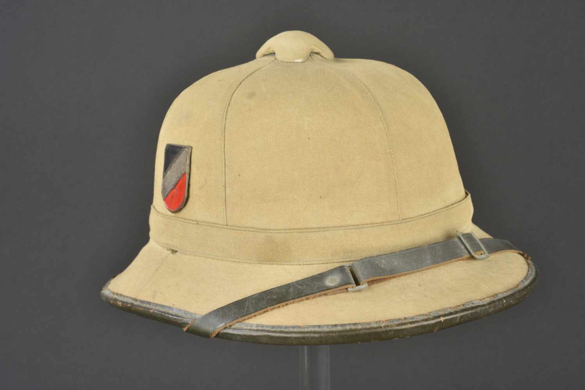 Casque tropical de la Kriegsmarine En toile sable, jugulaire présente. Jonc en cuir légèrement