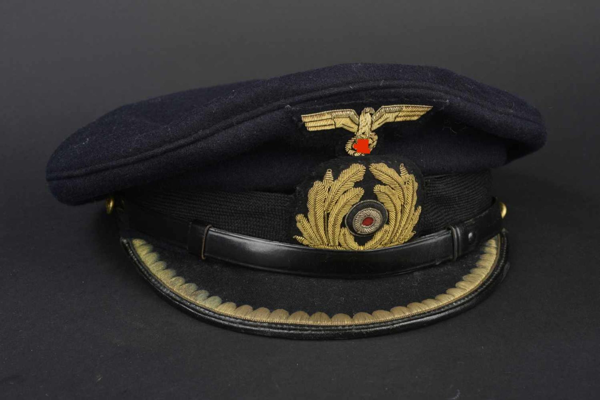 Casquette d'officier subalterne de la Kriegsmarine En drap bleu marine, fausse jugulaire en cuir.