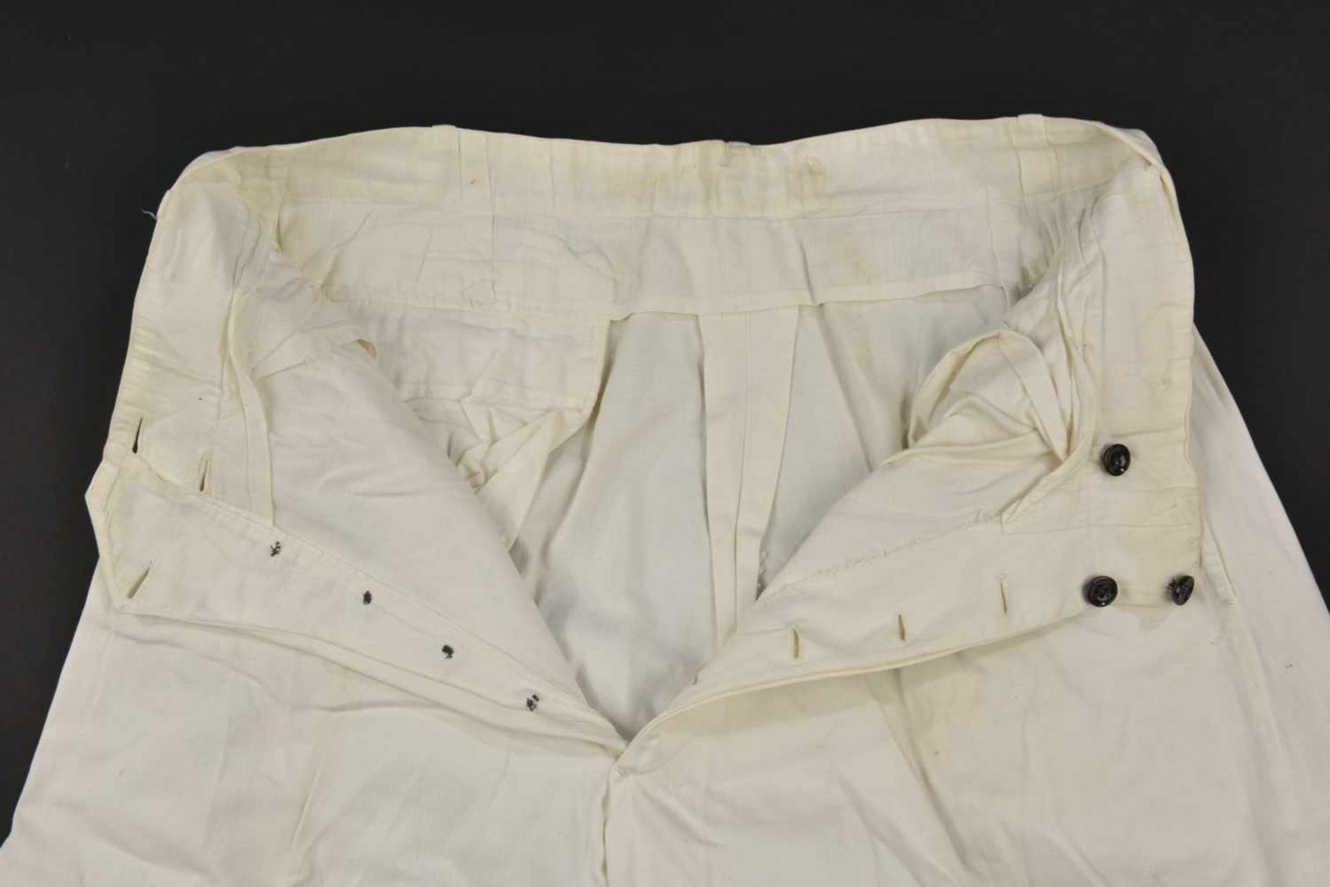 Pantalon blanc d'officier de la Kriegsmarine En tissu coton blanc, tous les boutons sont présents. - Bild 2 aus 3