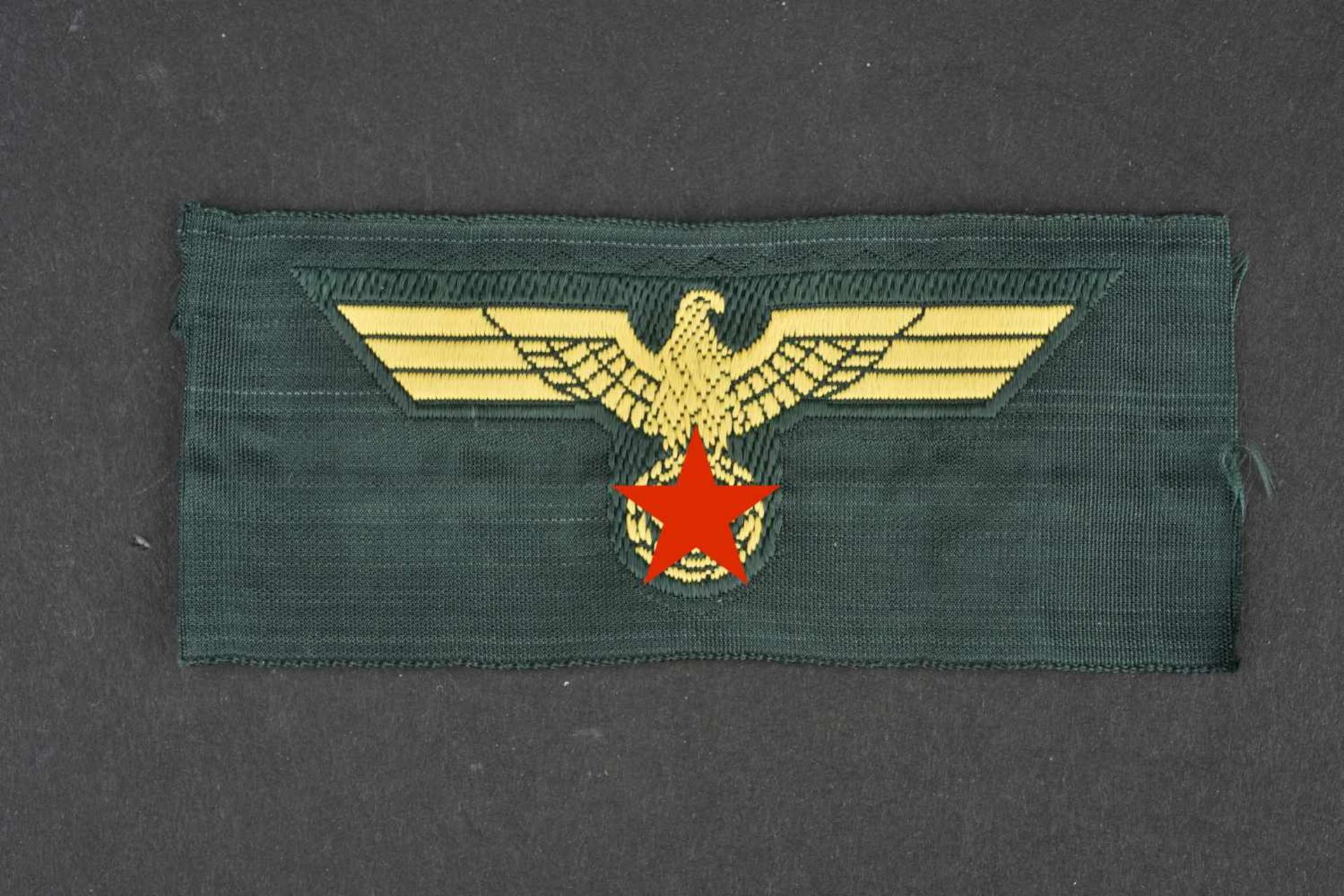 Aigle de calot de l'artillerie côtière Modèle tissé en fils jaune sur fond vert. Jamais monté,