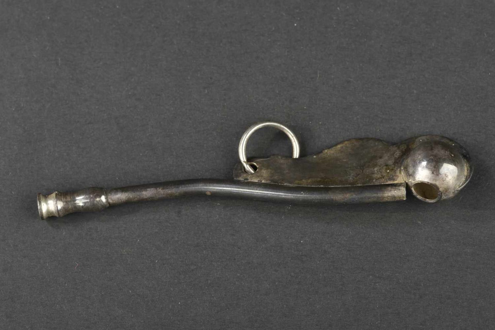 Sifflet de quart En métal, marquages Kriegsmarine. Longueur 12,5 cm. A noter une légère oxydation de - Bild 3 aus 3