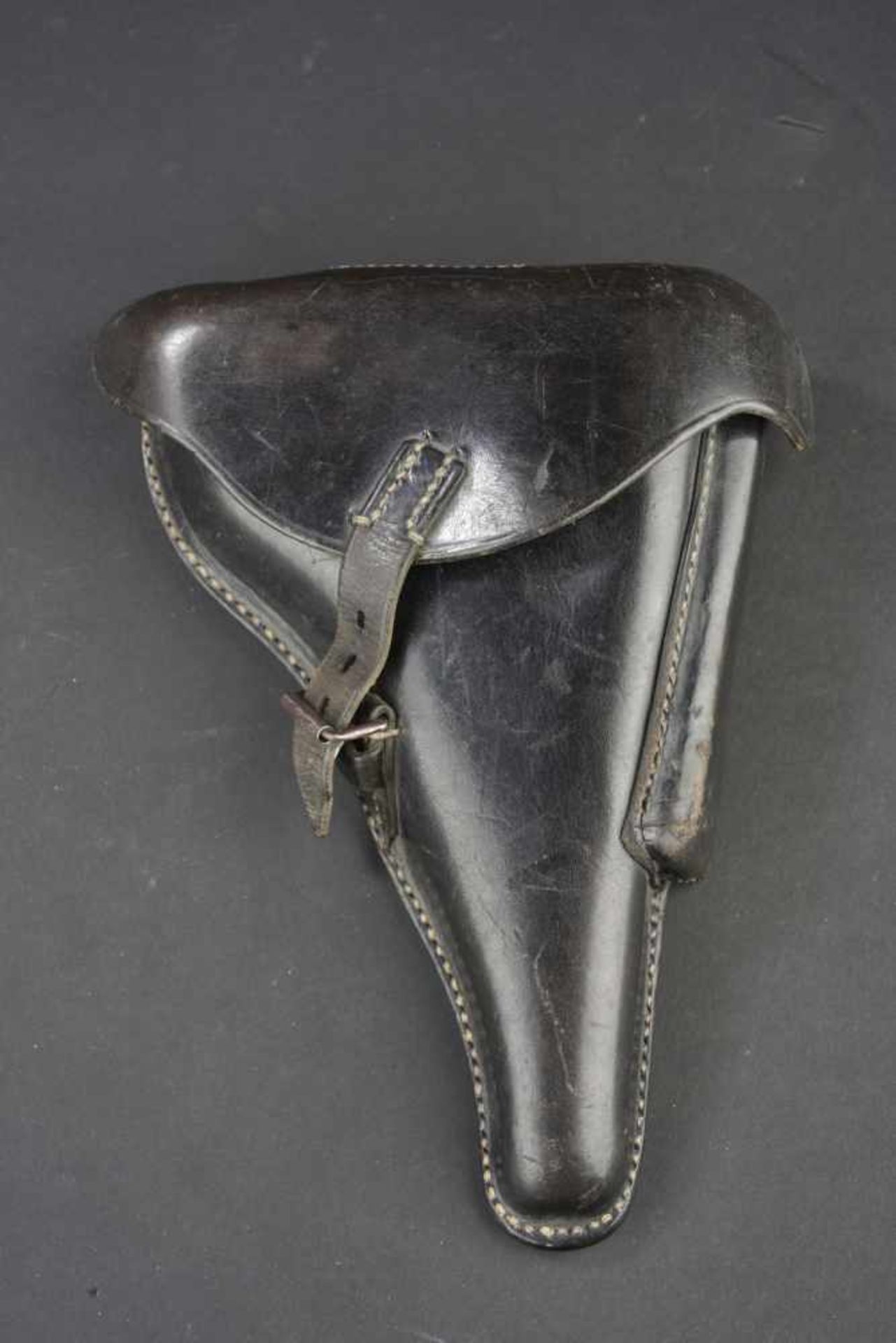 Holster de pistolet P08 de la Kriegsmarine En cuir noir, complet. La clé de démontage du P08 est