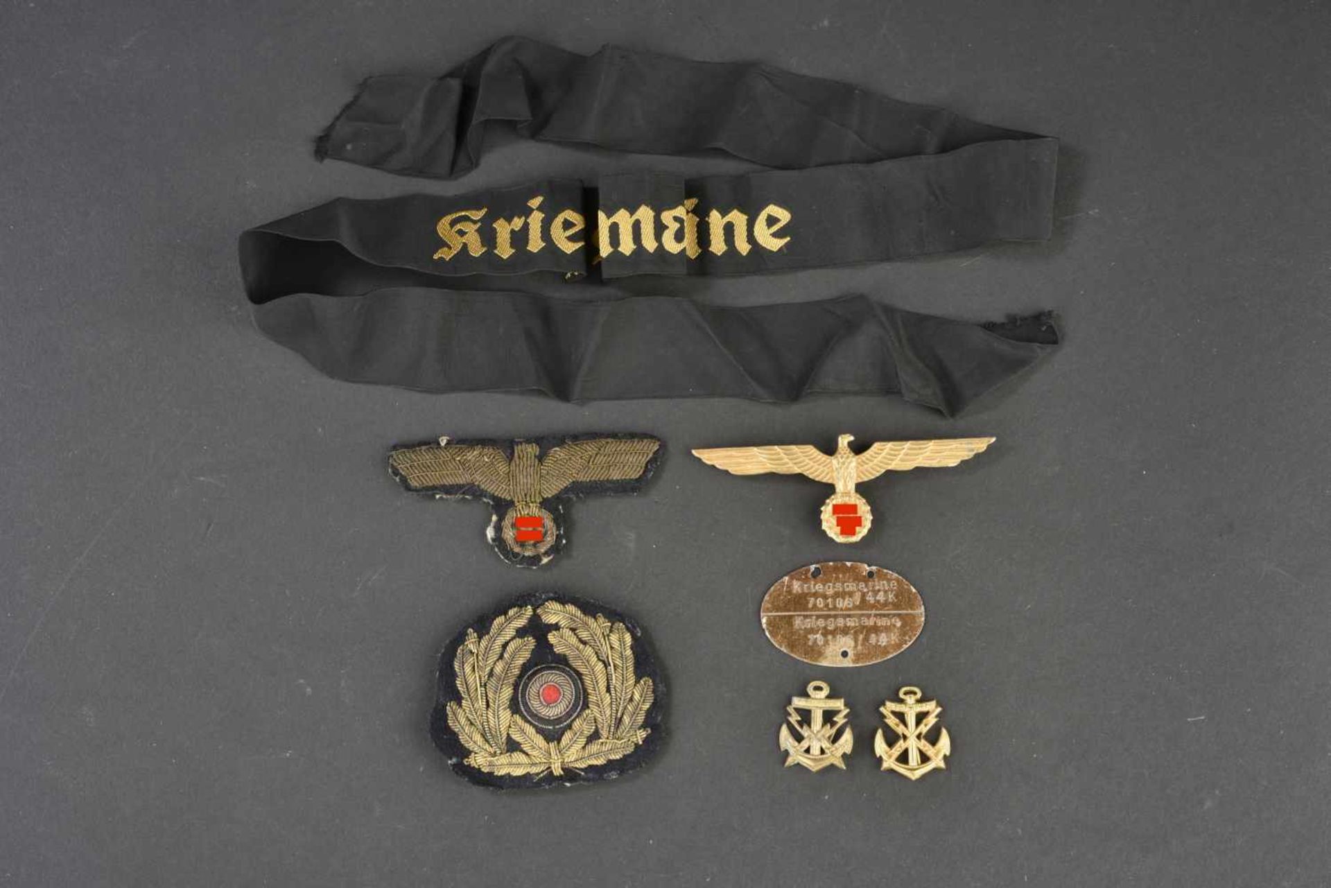 Ensemble d'accessoires d'uniformes d'officier de la Kriegsmarine Comprenant une cocarde en