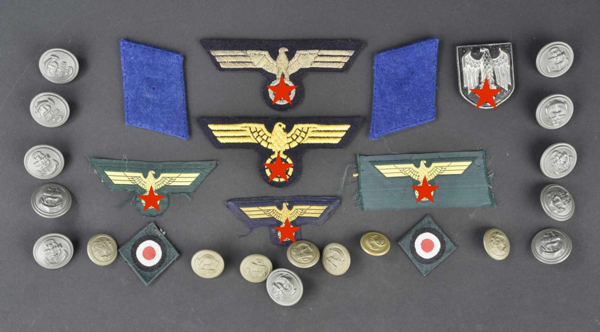 Ensemble d'accessoires d'uniforme de la Kriegsmarine Comprenant 18 boutons de la Kriegsmarine de