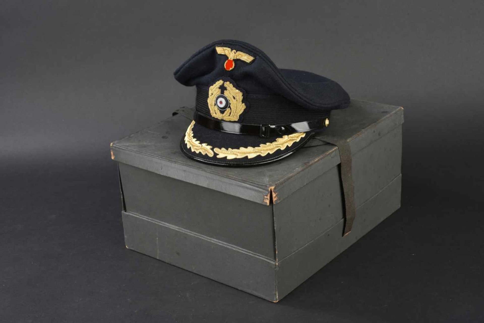 Casquette d'officier supérieur de la Kriegsmarine dans sa boite de transport d'origine En drap