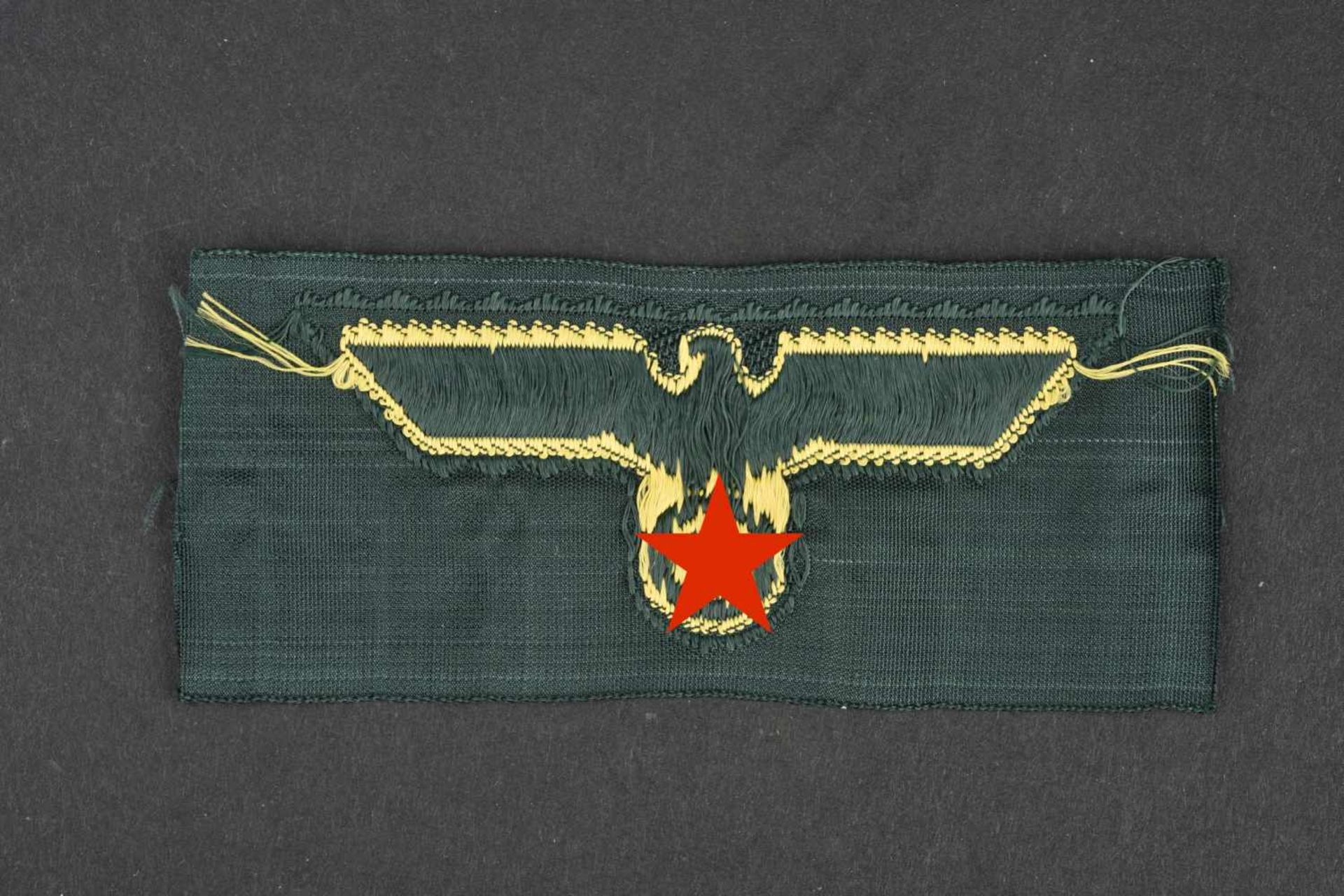 Aigle de calot de l'artillerie côtière Modèle tissé en fils jaune sur fond vert. Jamais monté, - Bild 2 aus 2