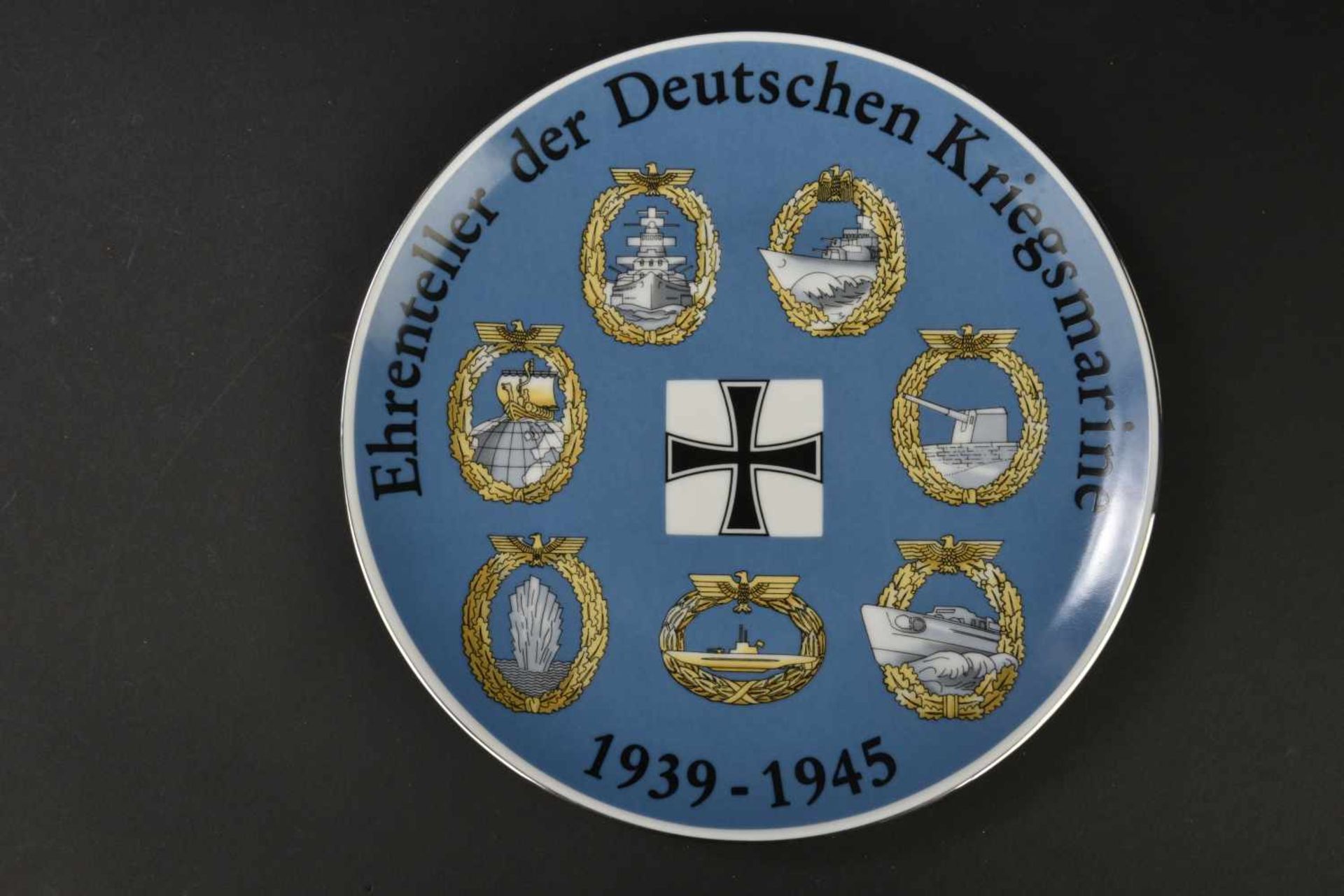 Assiette de décoration de la Kriegsmarine Modèle se fixant au mur. Couleur bleu et insignes très