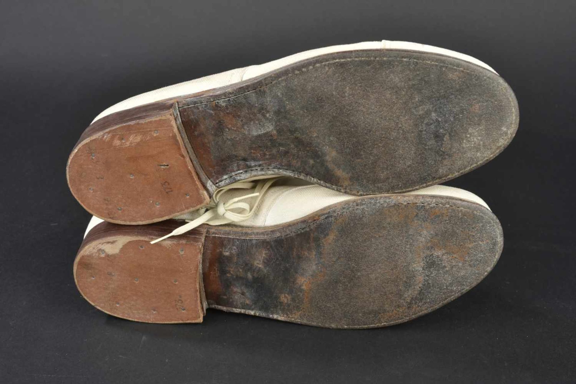 Chaussures basses d'officier de la Kriegsmarine En tissu blanc. Bouts rapportés. Semelles en cuir - Bild 3 aus 4