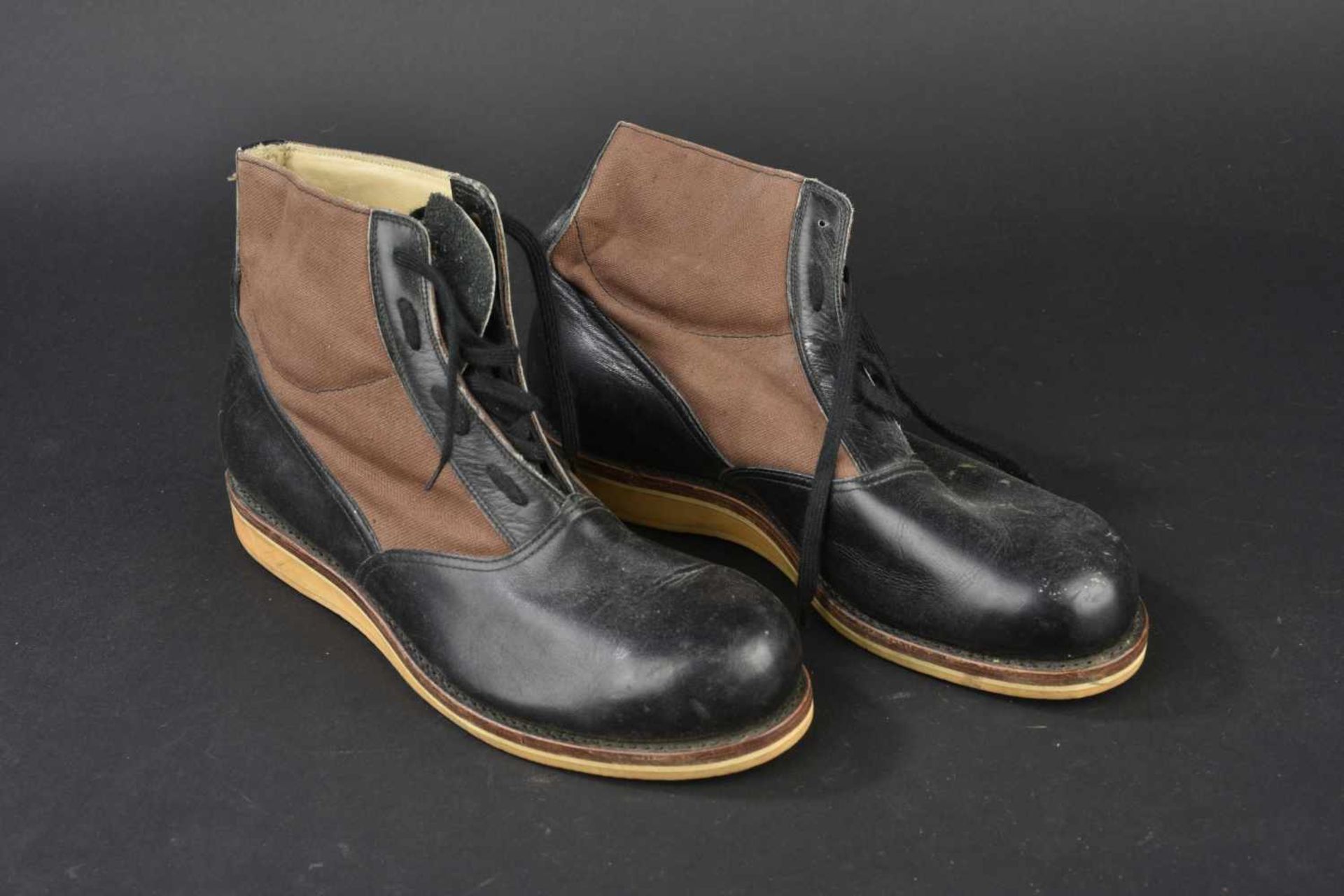 Chaussures de ponts de la Kriegsmarine En toile et cuir. Sept illets de laçage. Les lacets sont