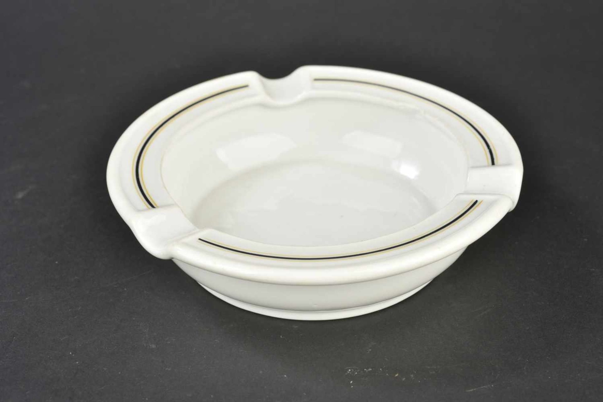 Cendrier de la Kriegsmarine En porcelaine blanche, liseré noir et or. Marquages Kriegsmarine,