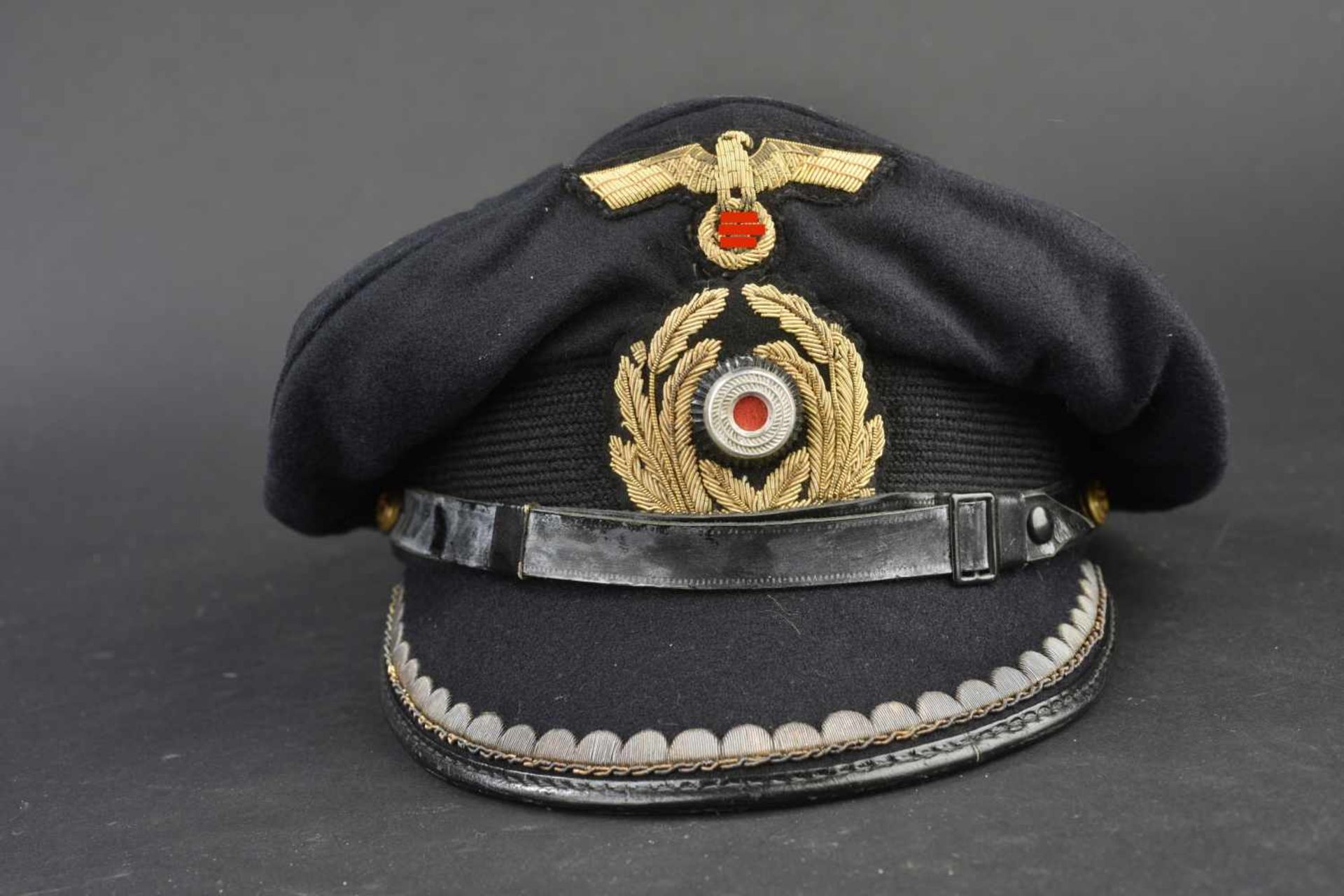 Casquette d'officier subalterne de la Kriegsmarine En drap bleu marine. Aigle et cocarde en