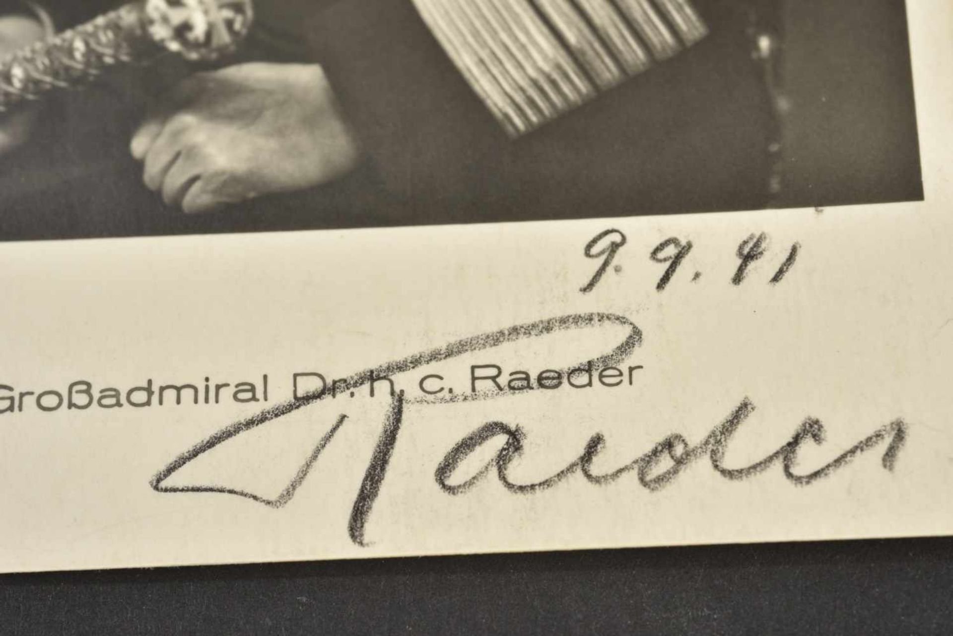 Carte postale signée du Grossadmiral Raeder En noir et blanc. Signature manuscrite de Raeder en - Bild 3 aus 3