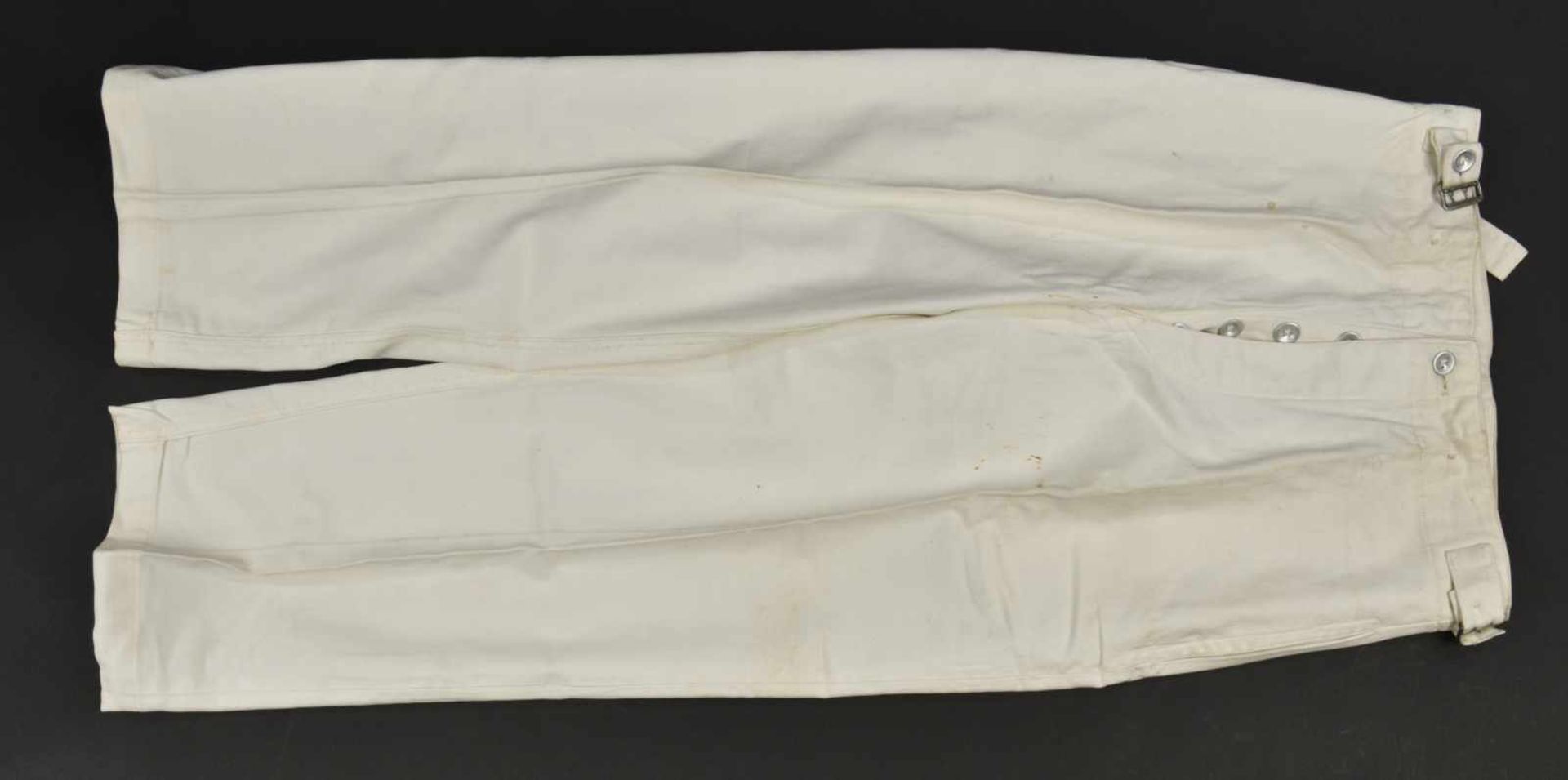Pantalon blanc d'officier de la Kriegsmarine En tissu coton blanc, tous les boutons sont présents.