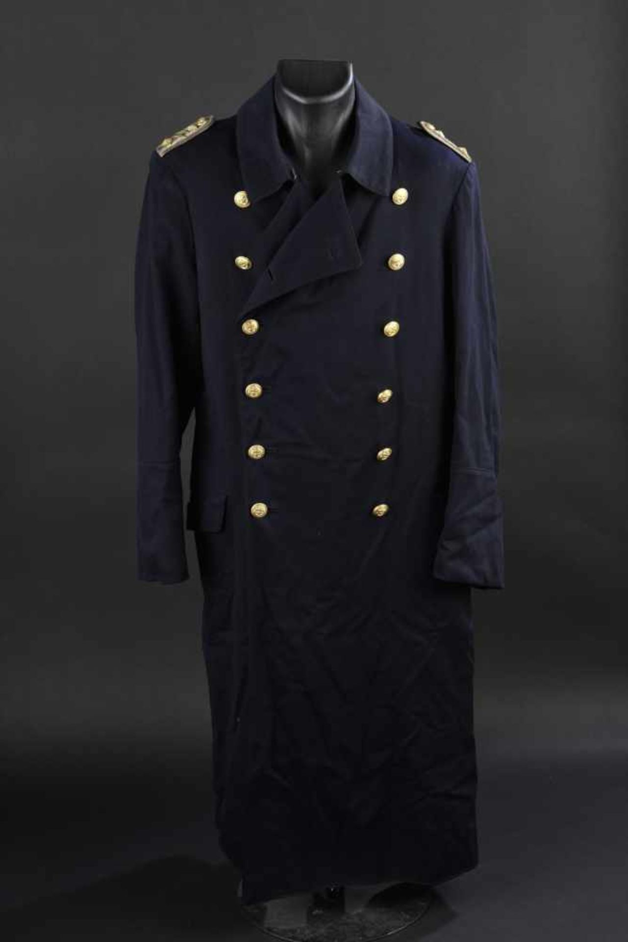 Manteau nominatif d'un Kapitän Leutnant des transmissions de la Kriegsmarine En tissu bleu marine,