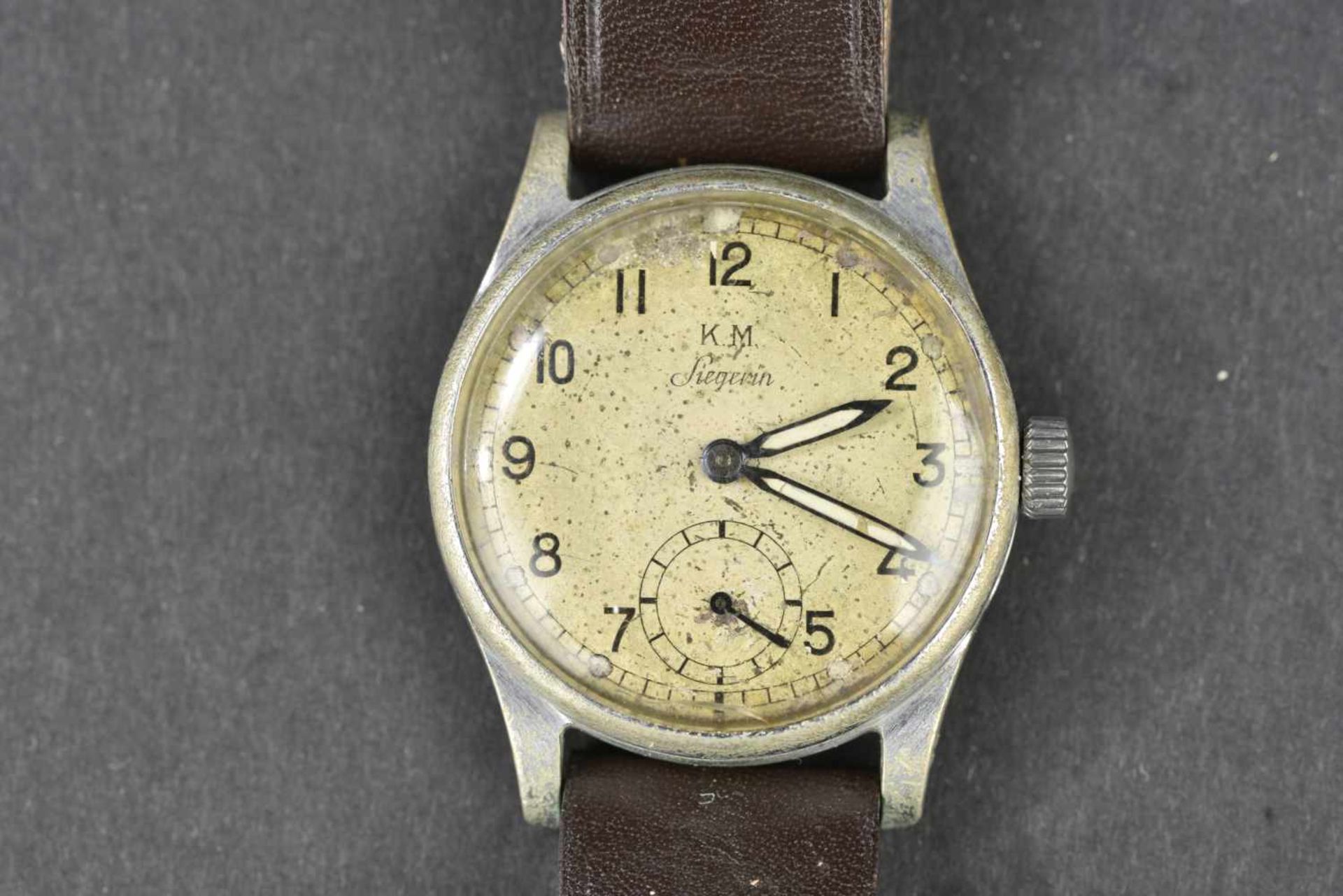 Montre bracelet de la Kriegsmarine Modèle de dotation distribué aux marins en ayant l'utilité - Image 2 of 4