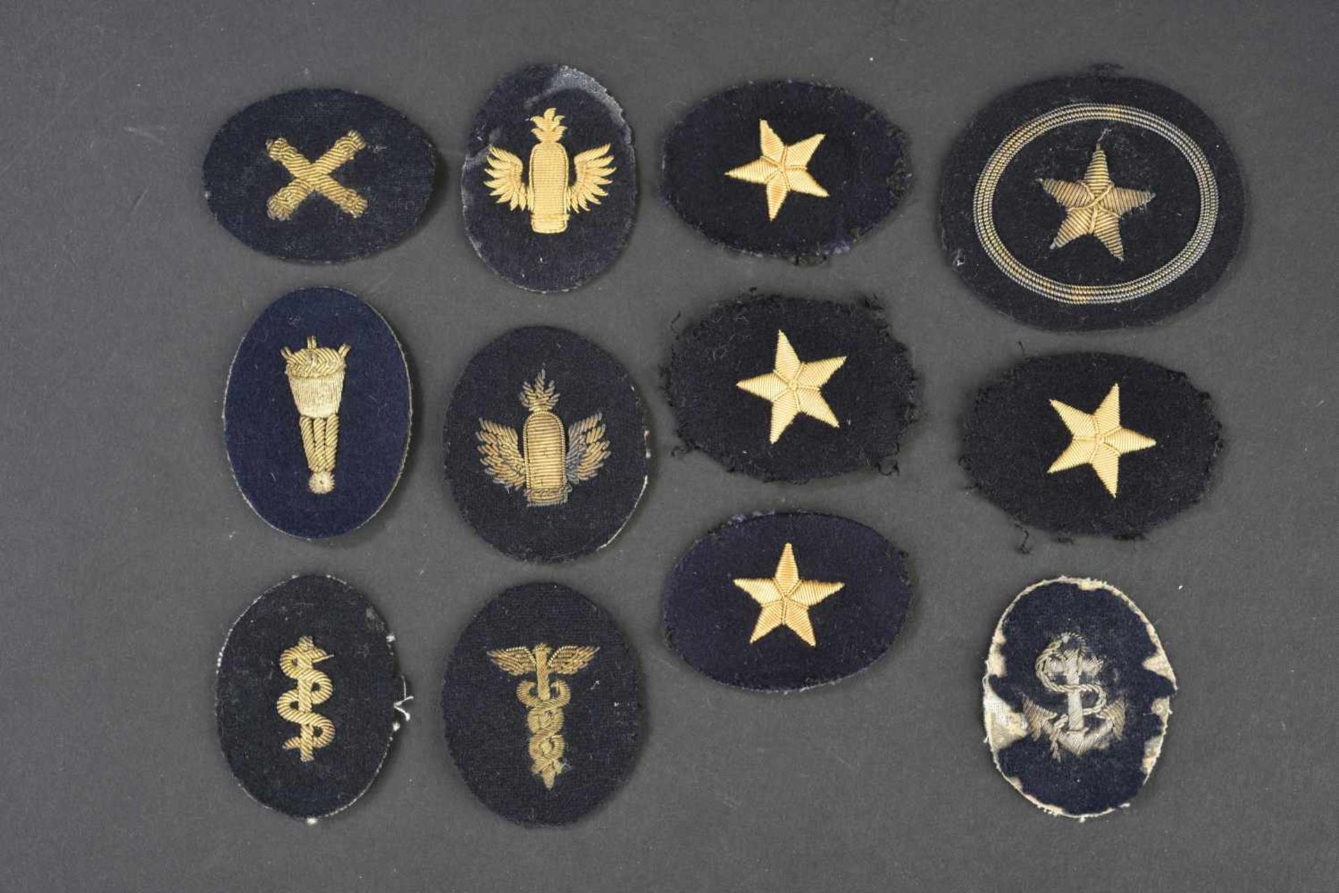 Ensemble d'insigne de spécialité pour officier Comprenant cinq insignes pour officiers embarqués, en