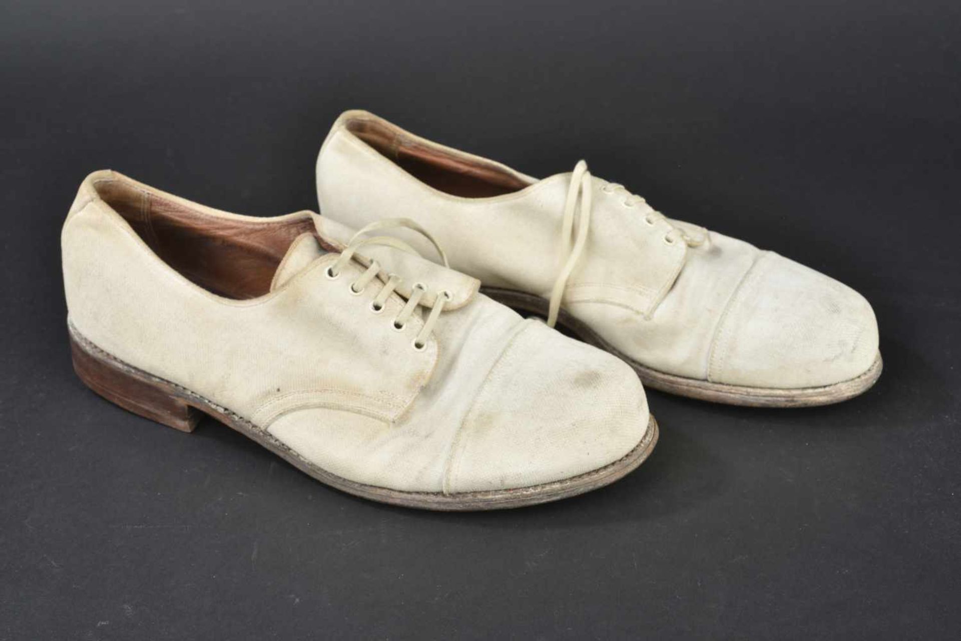 Chaussures basses d'officier de la Kriegsmarine En tissu blanc. Bouts rapportés. Semelles en cuir - Bild 2 aus 4