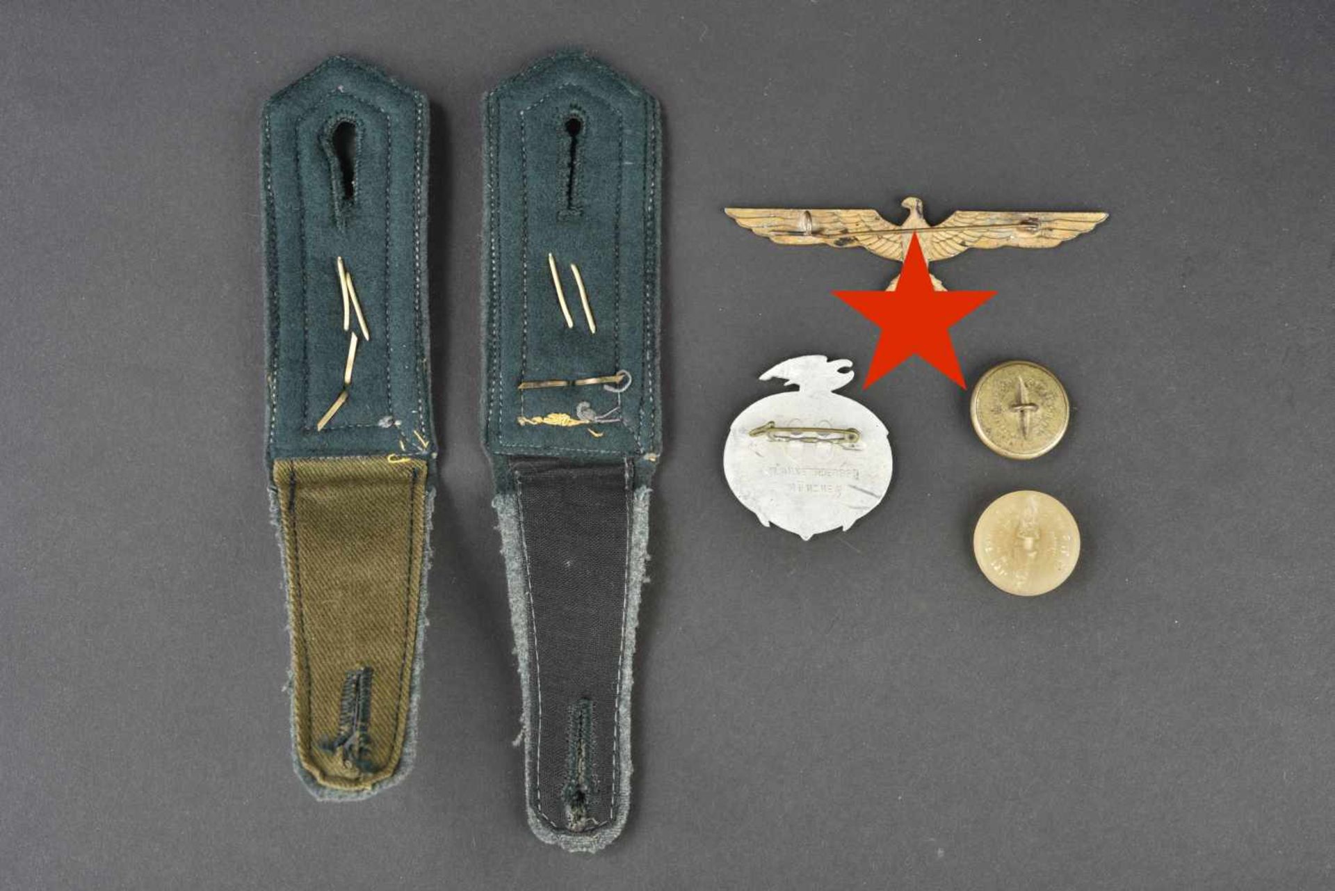 Ensemble d'accessoires d'uniforme de l'artillerie côtière Comprenant une paire de patte d'épaule - Image 2 of 2