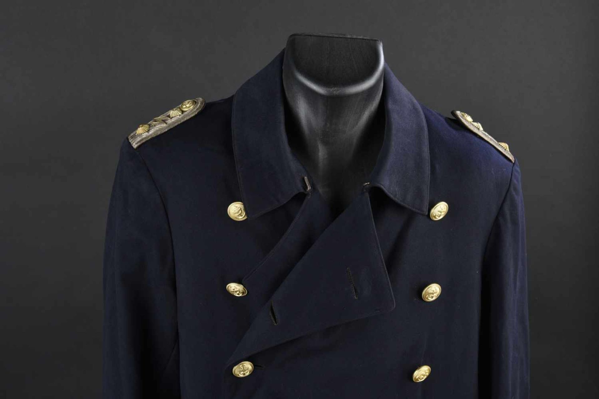 Manteau nominatif d'un Kapitän Leutnant des transmissions de la Kriegsmarine En tissu bleu marine, - Bild 4 aus 4